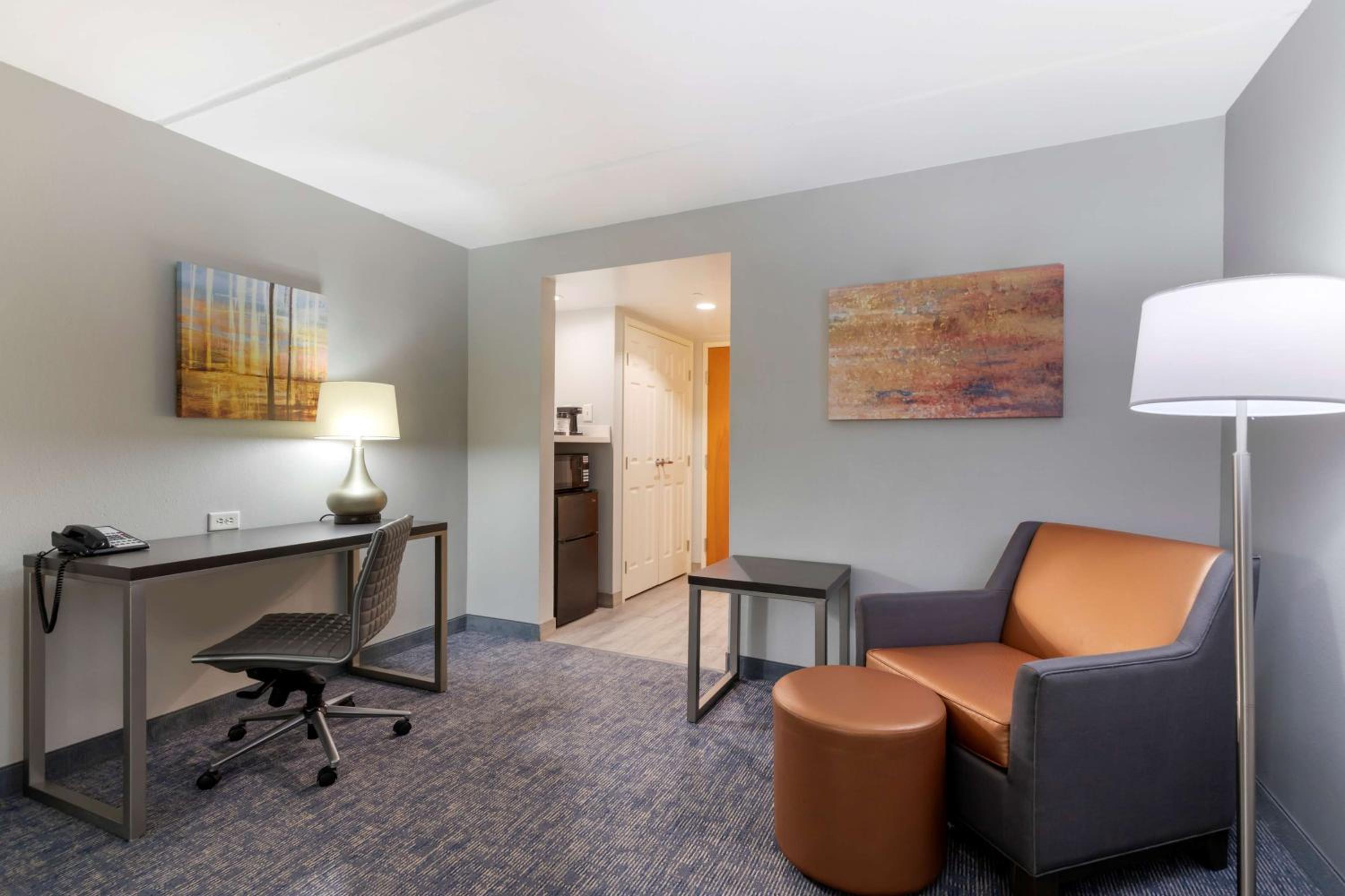 King Room - Non-Smoking - Photo 1