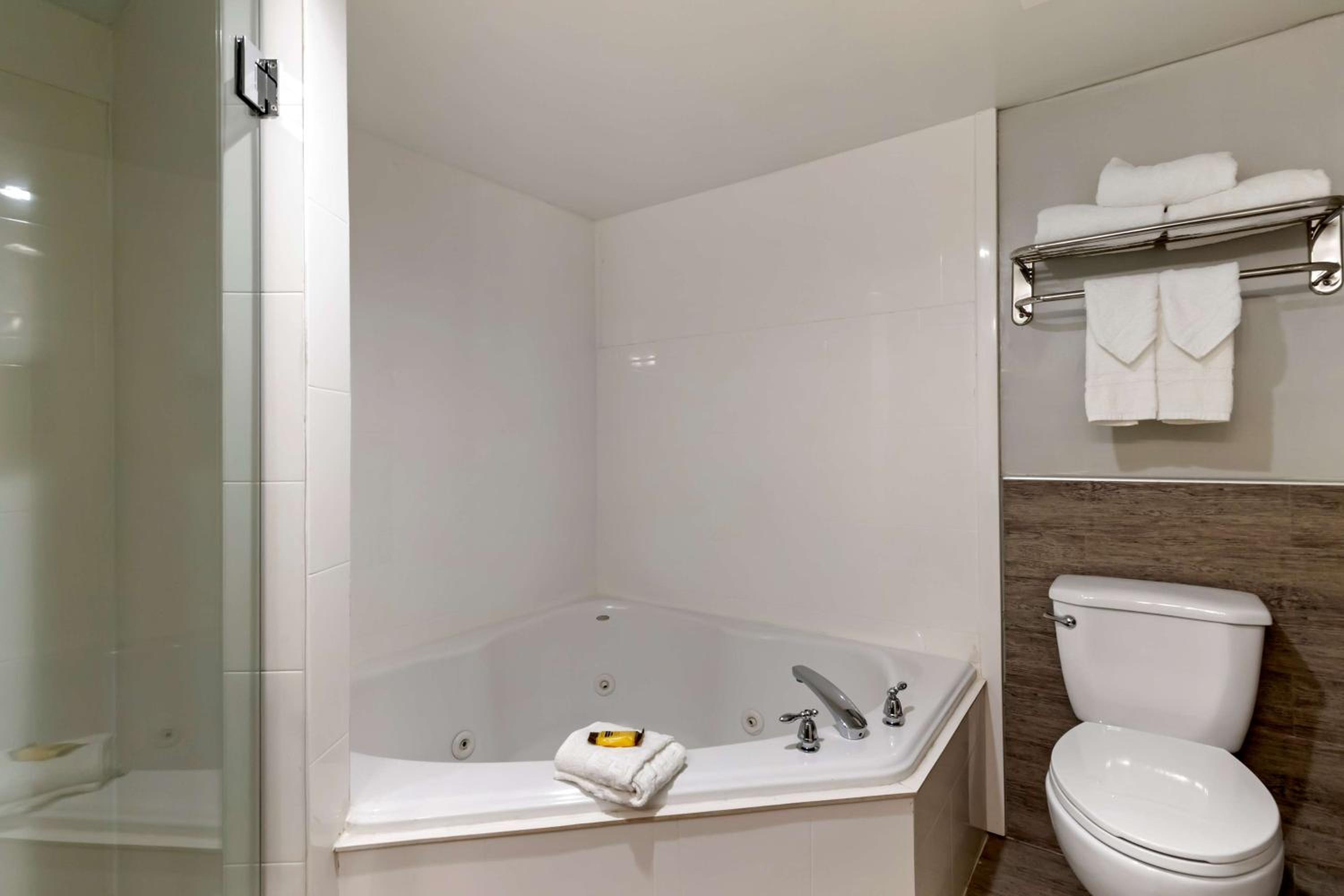 King Suite with Spa Bath - Non-Smoking - Photo 3