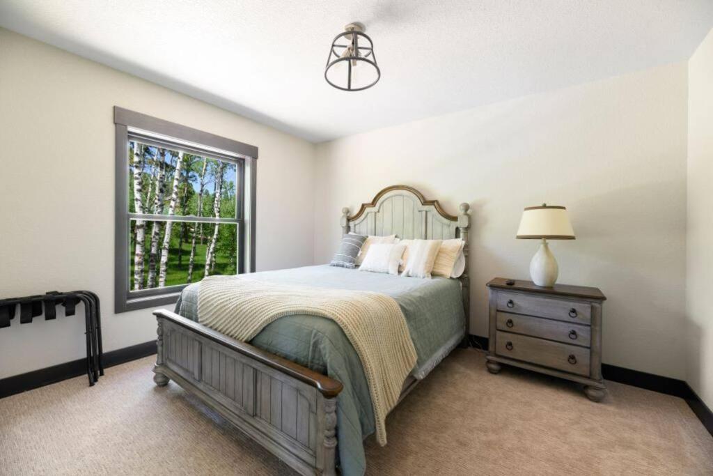 Five-Bedroom House photo 1