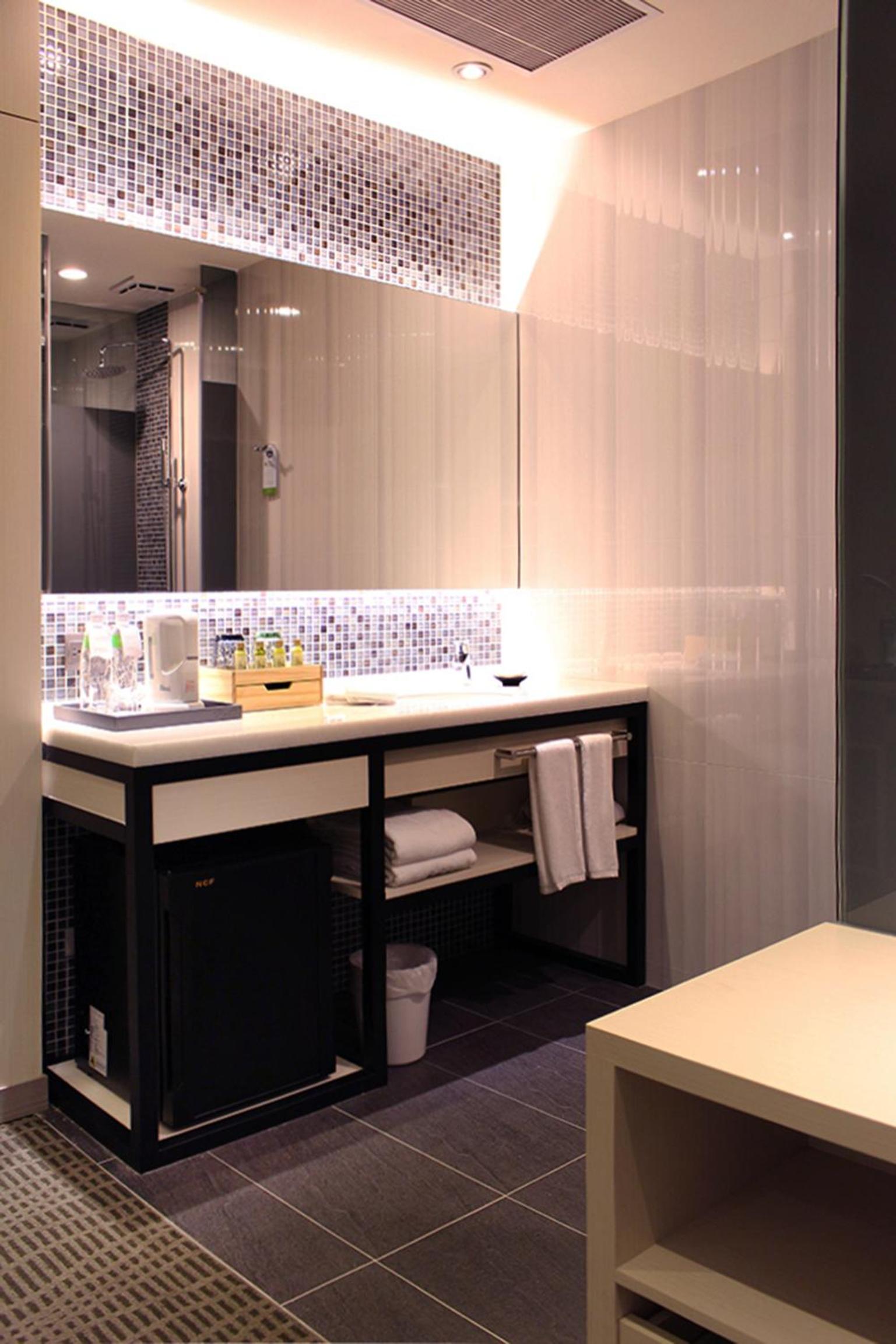 Long Stay Offer - Deluxe Double or Twin Room (For families of the self-quarantined only) (basement) photo 3