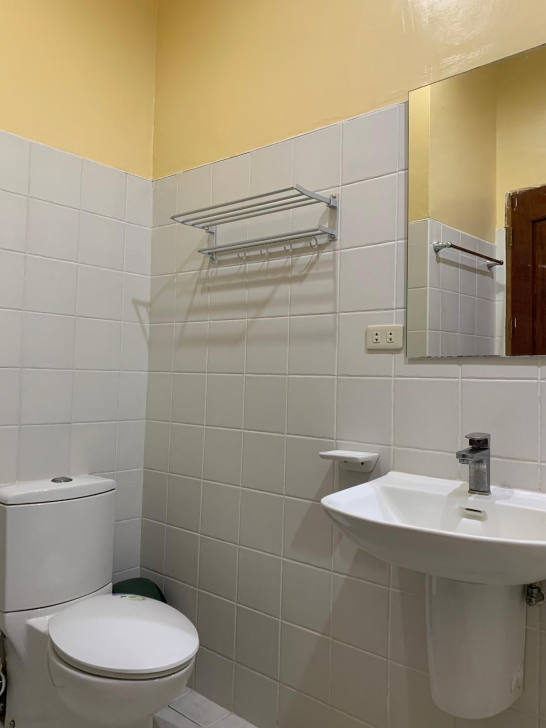 Standard Queen Room - Photo 8
