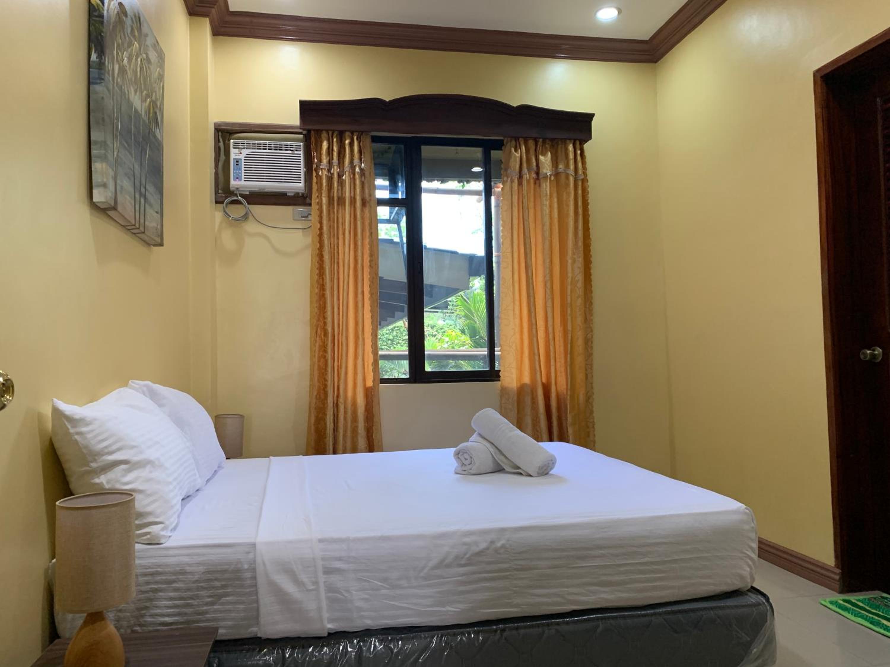 Standard Queen Room - Photo 10