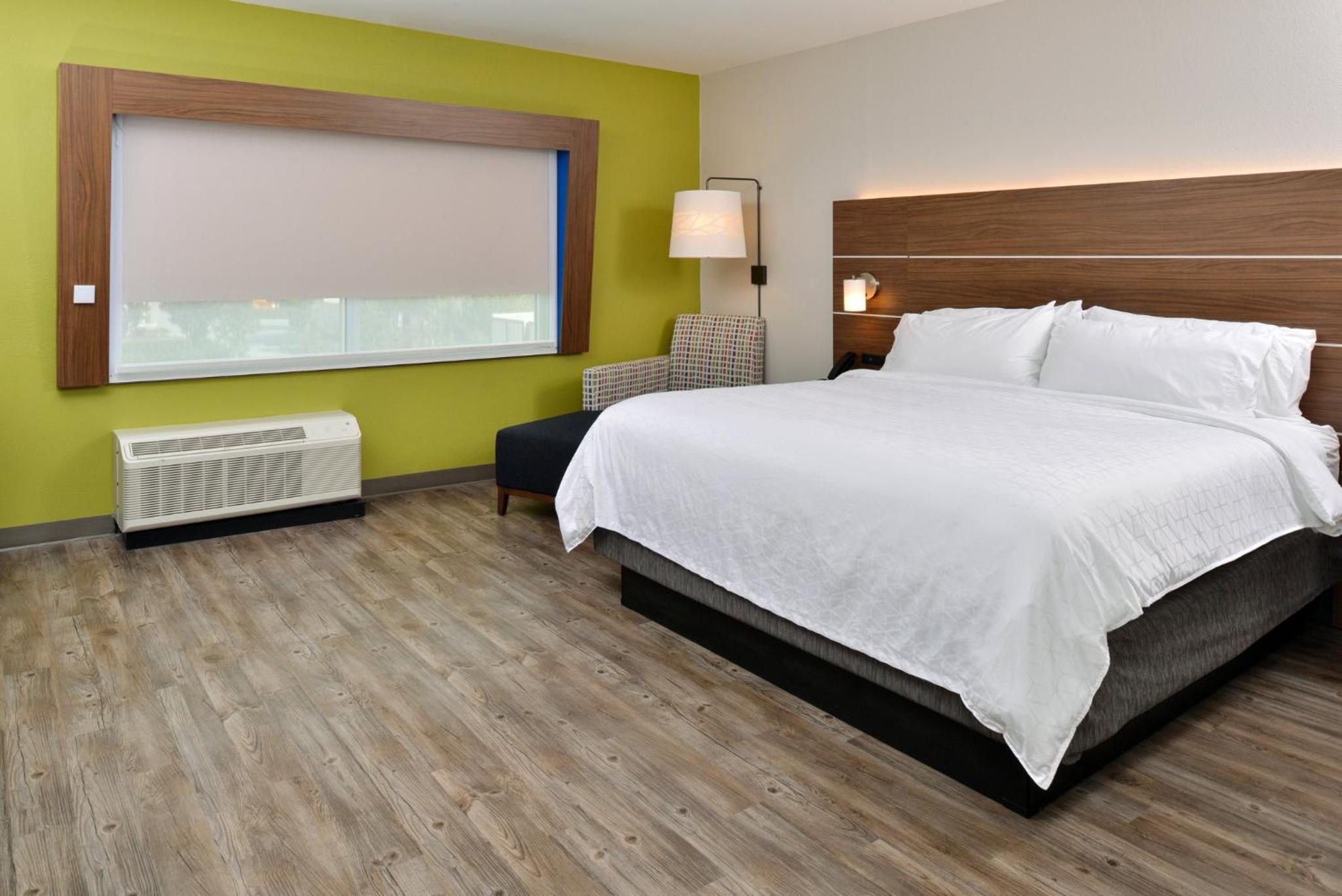 Standard Room thumbnail 5