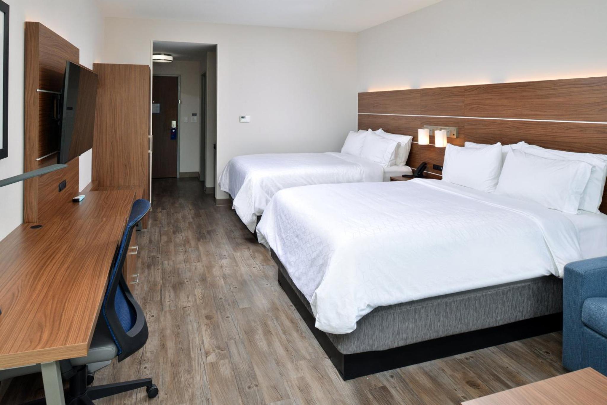 Queen Suite with Two Queen Beds and Additional Living Area thumbnail 6