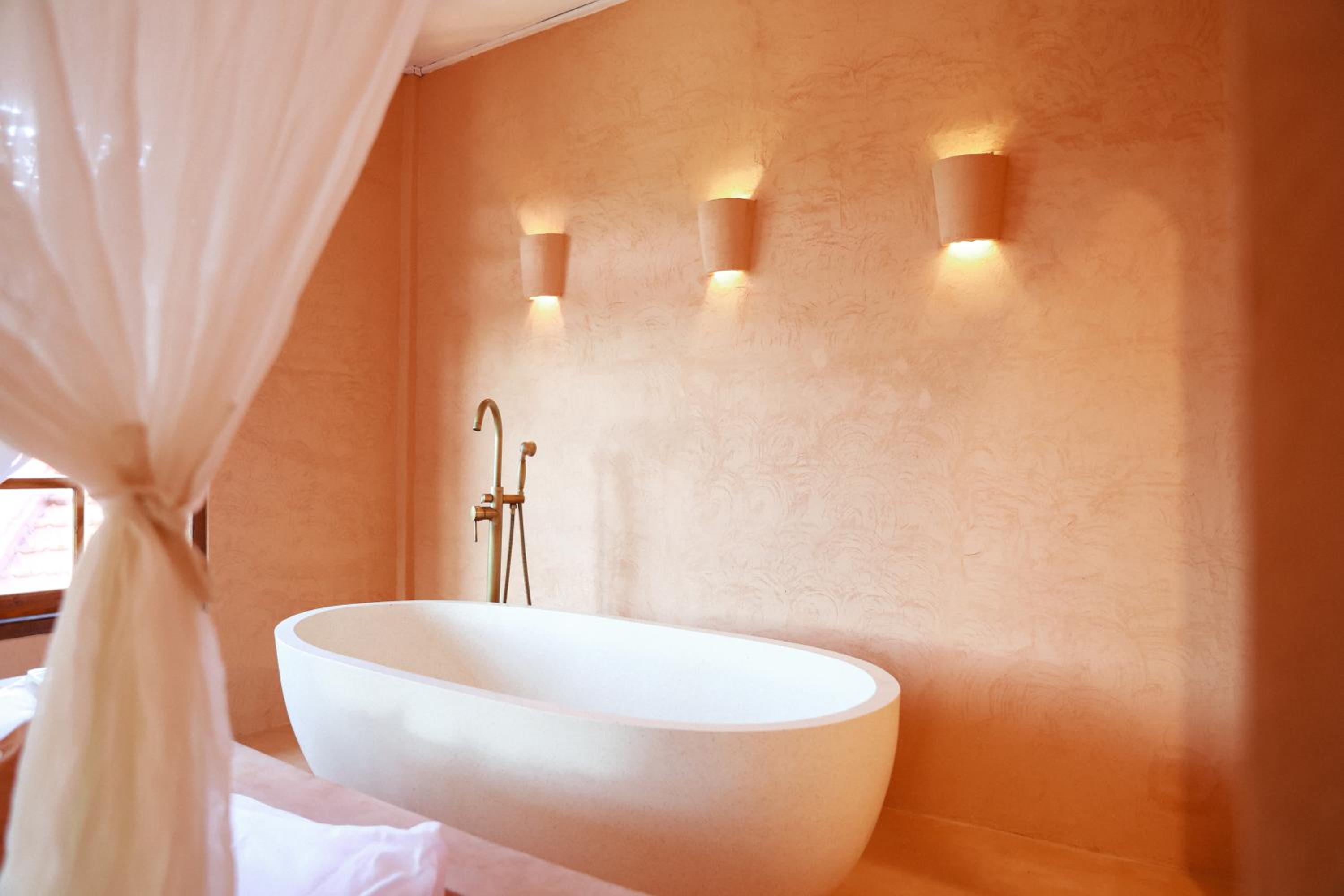 Deluxe Room With Bath - Photo 7