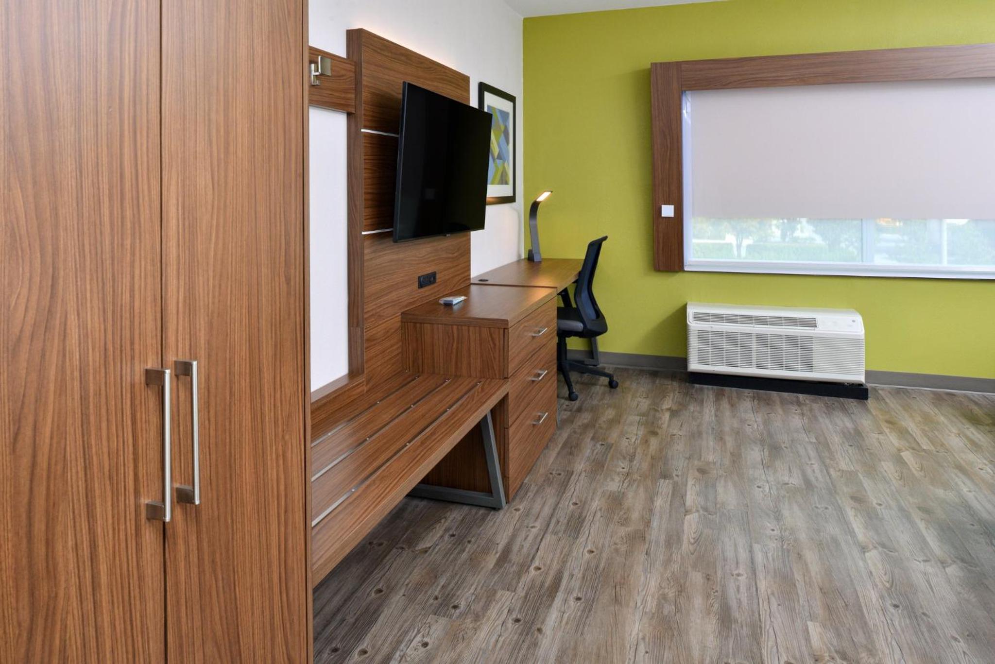 King Room - Mobility Access/Hearing Accessible thumbnail 5