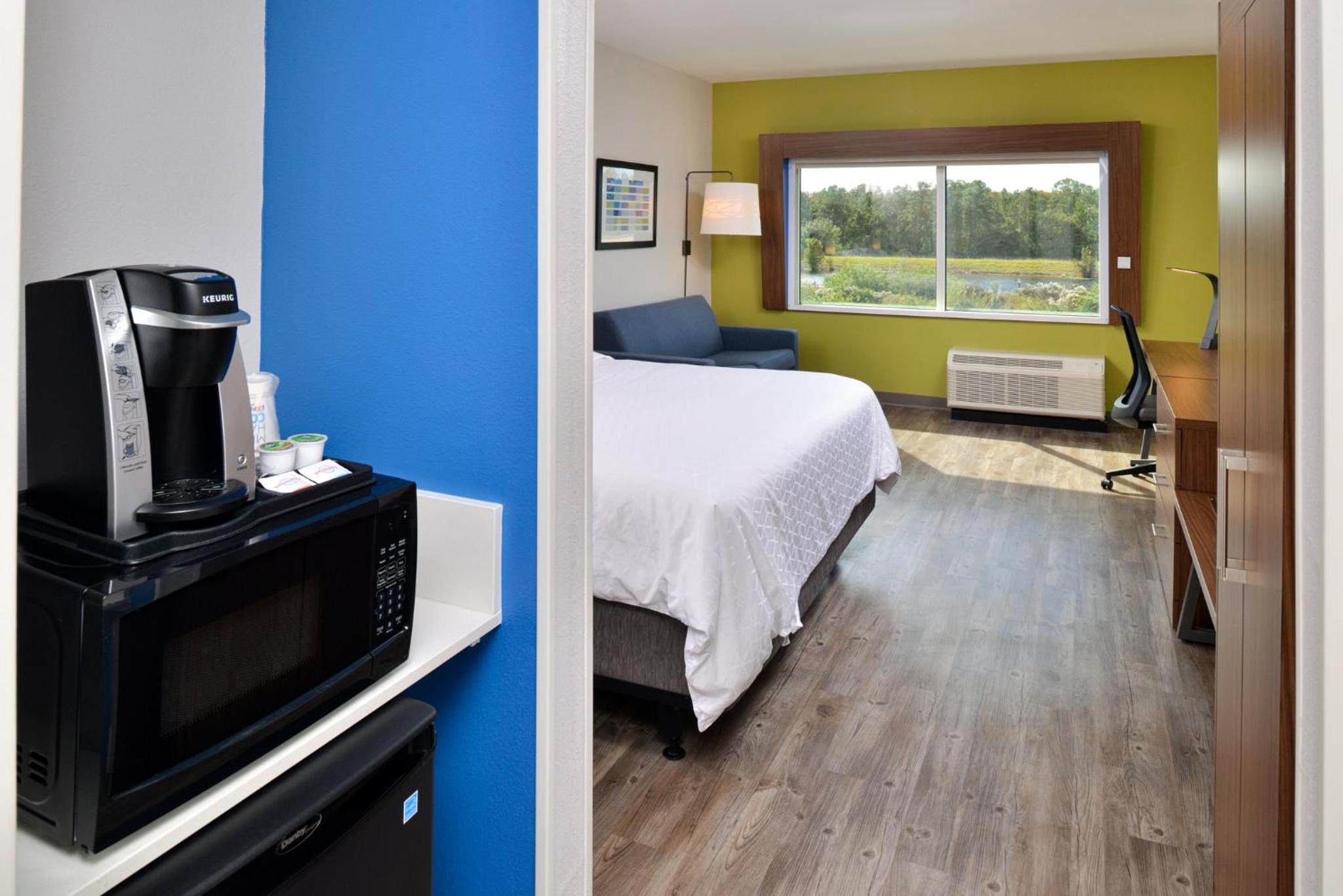 King Suite with Communication Mobility Accessible Tub thumbnail 5