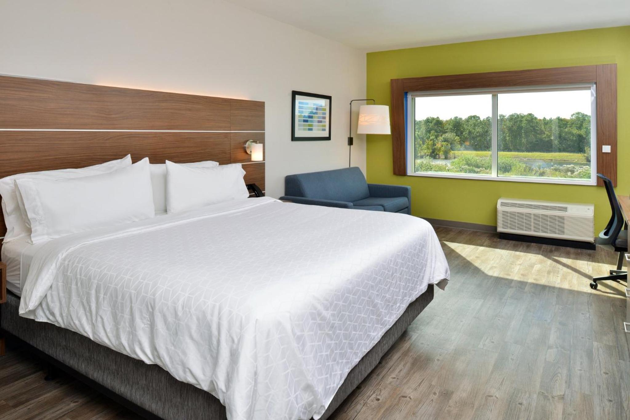 King Suite with Communication Mobility Accessible Tub