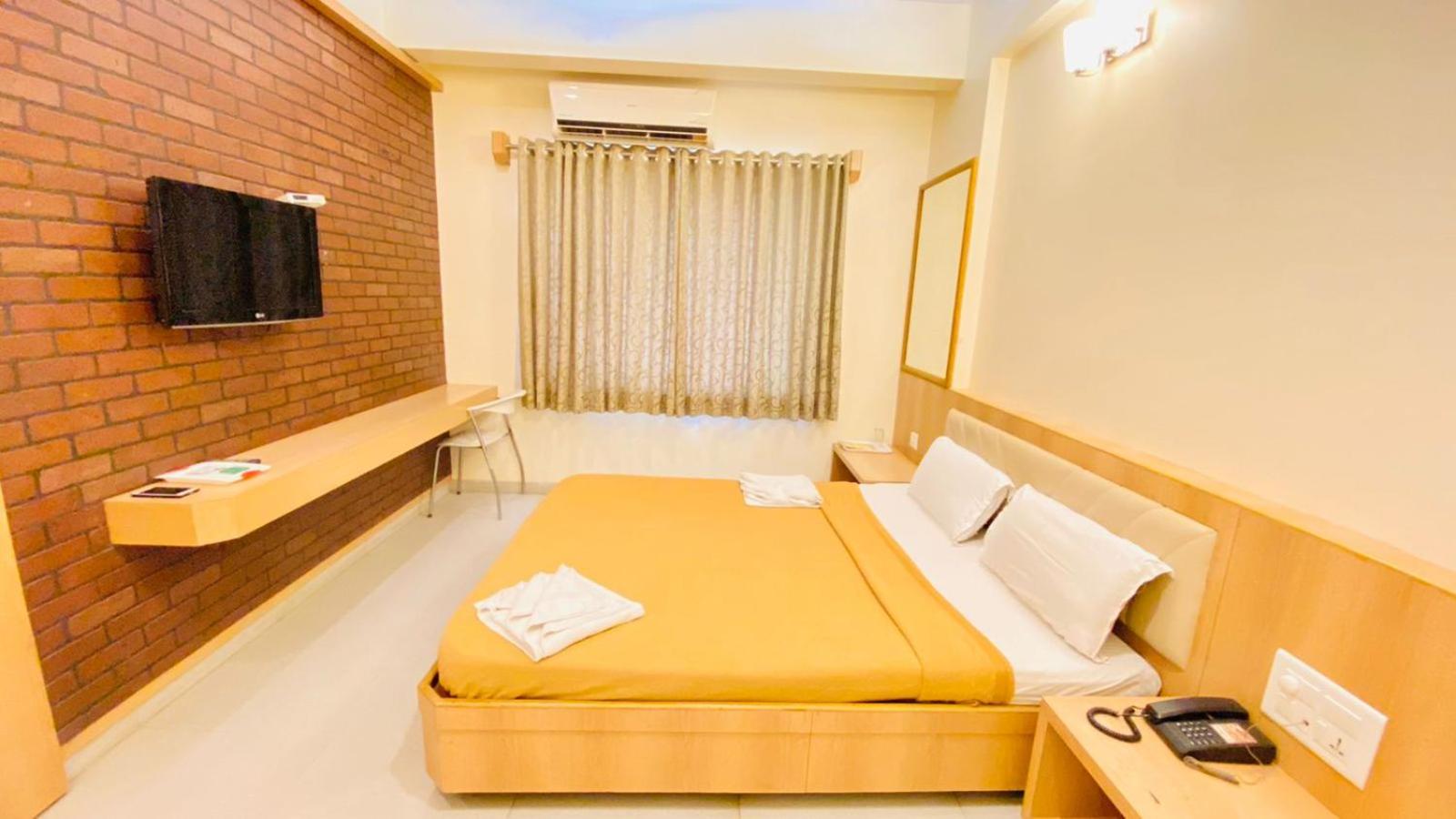 Deluxe Double Bed A.C. photo 3
