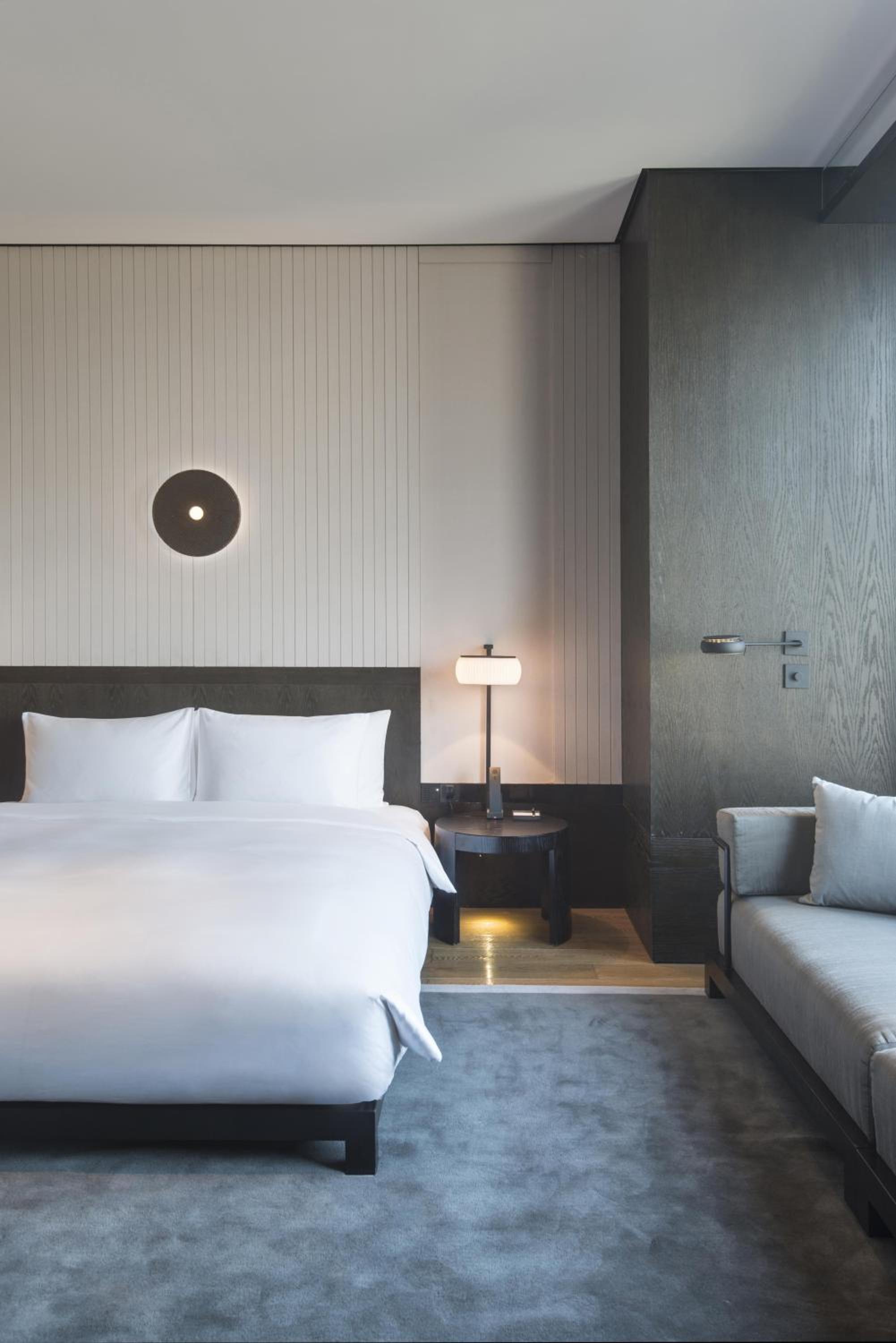 Deluxe King Room - Club Access photo 2