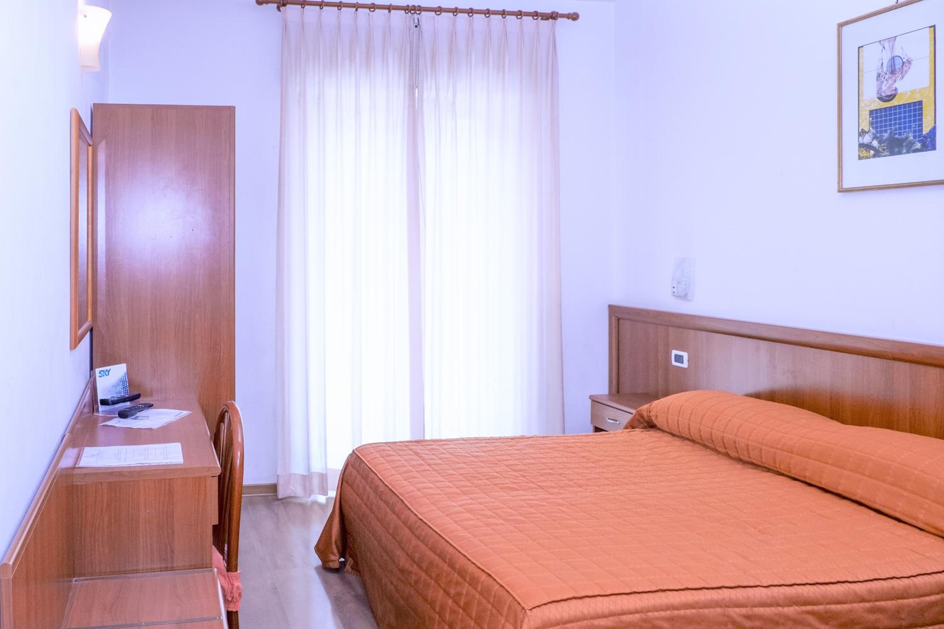 Standard Double or Twin Room with Mountain View - Photo 2
