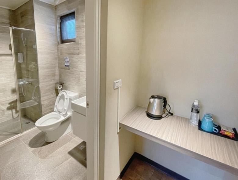 Twin Room with Private Bathroom photo 3