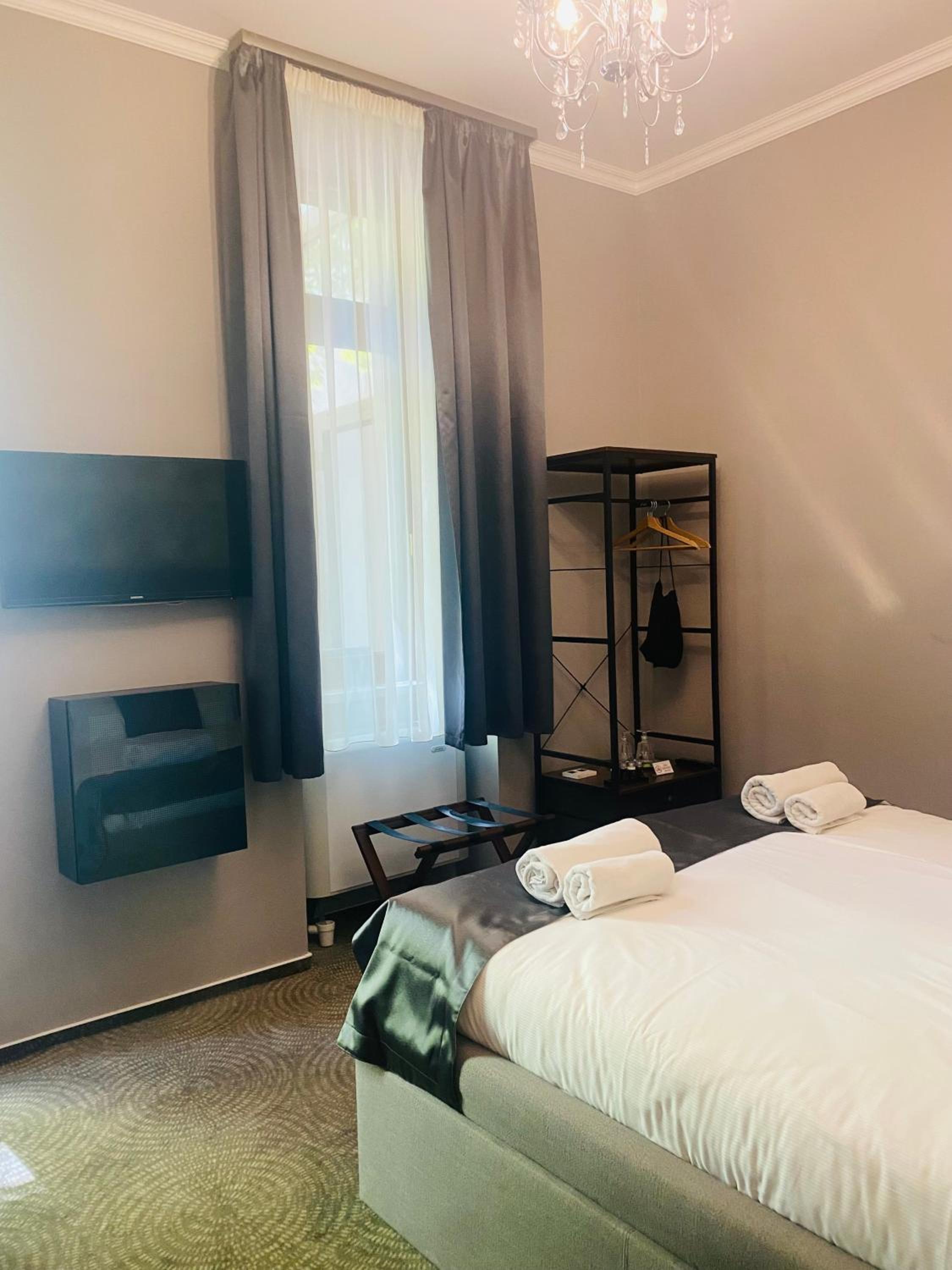 Deluxe Queen Room - Photo 17