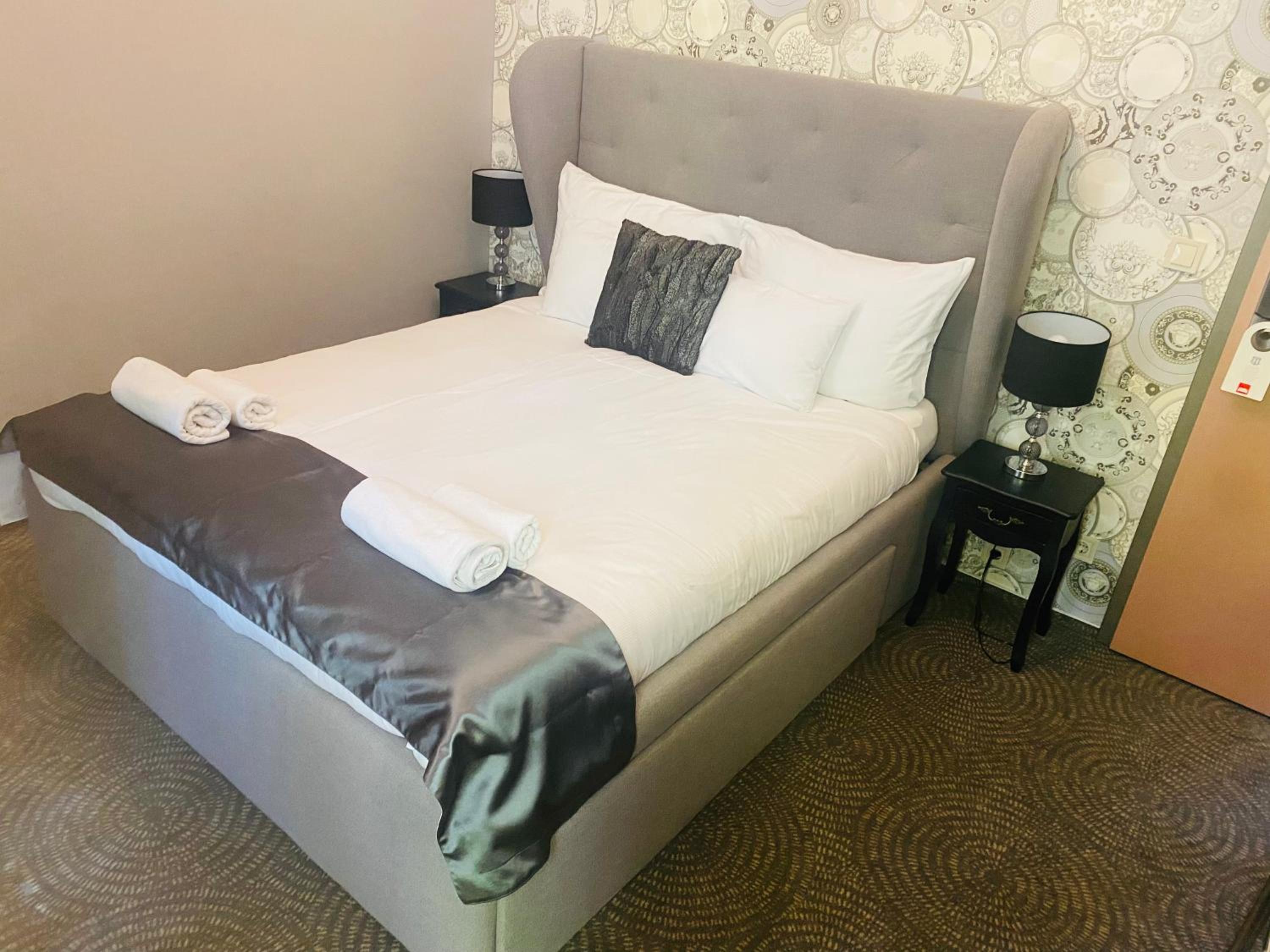 Deluxe Queen Room - Photo 16