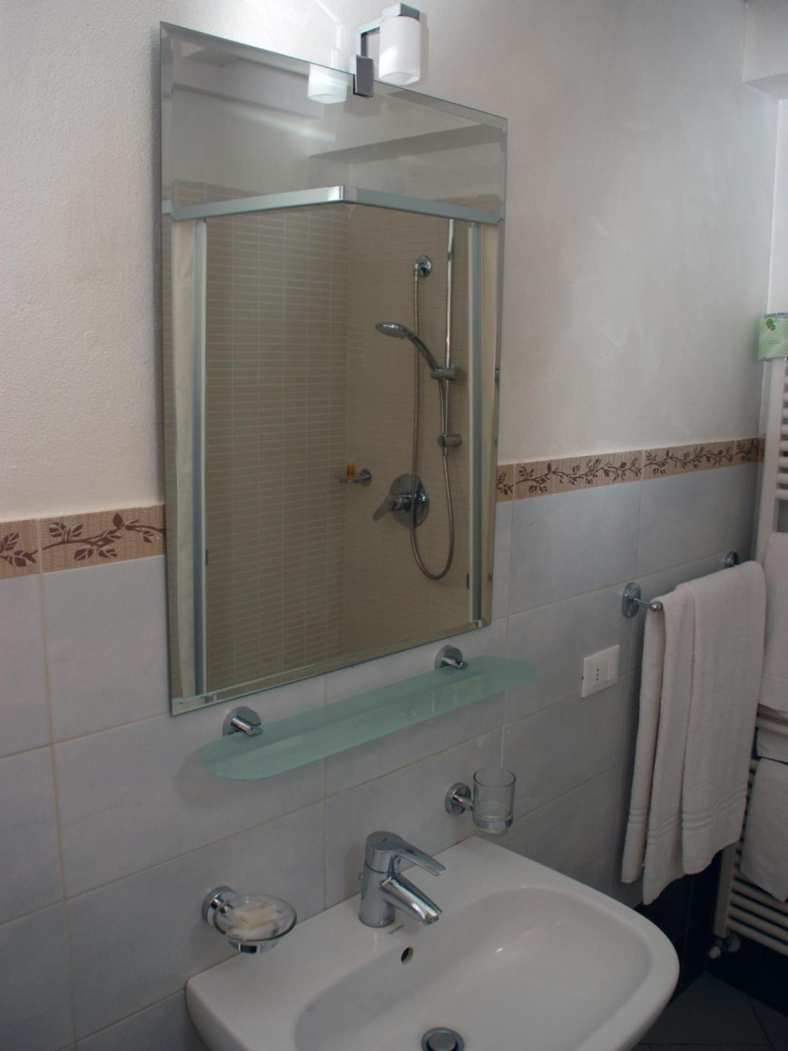 Double or Twin Room - Photo 4