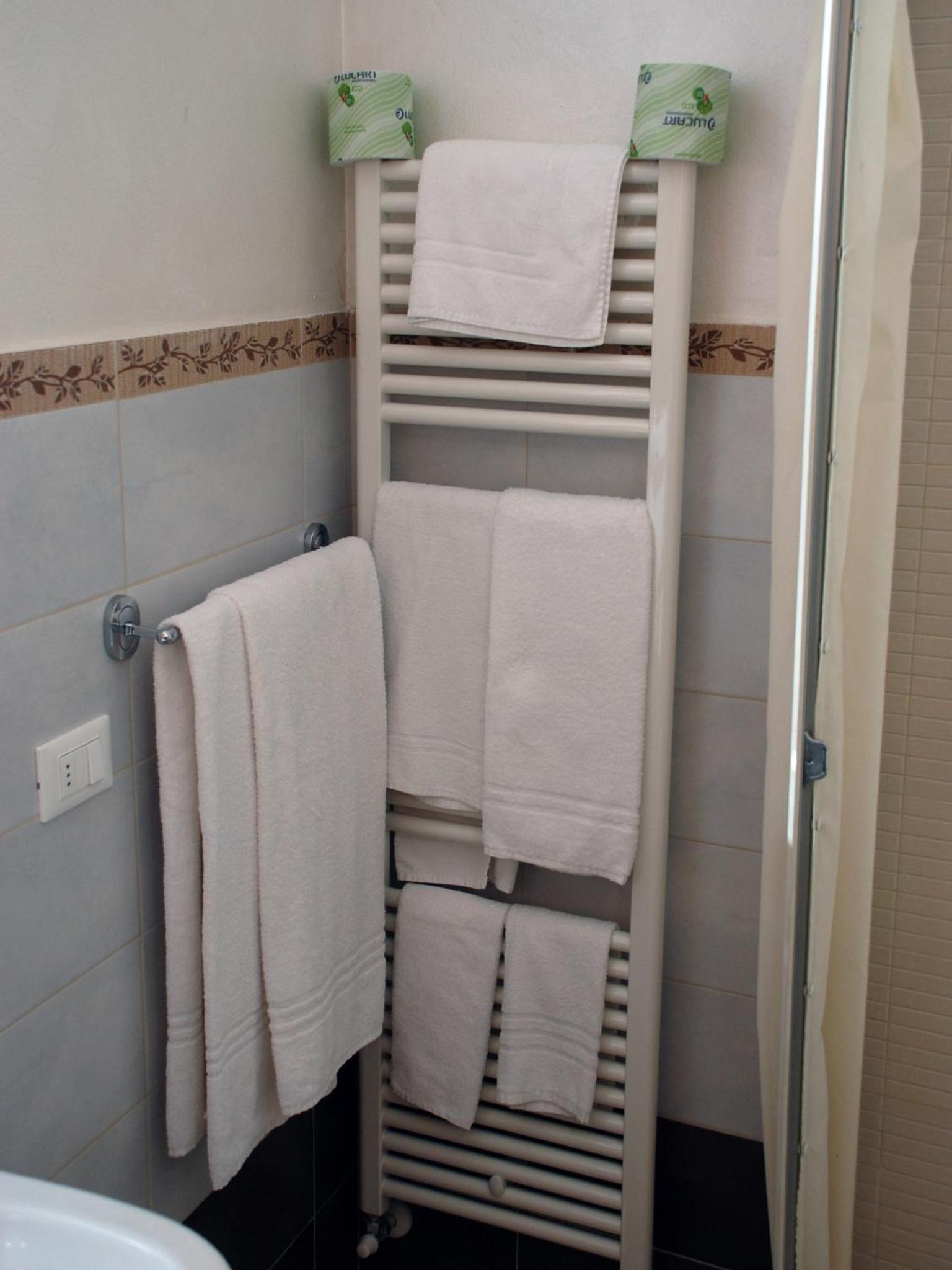 Double or Twin Room - Photo 5