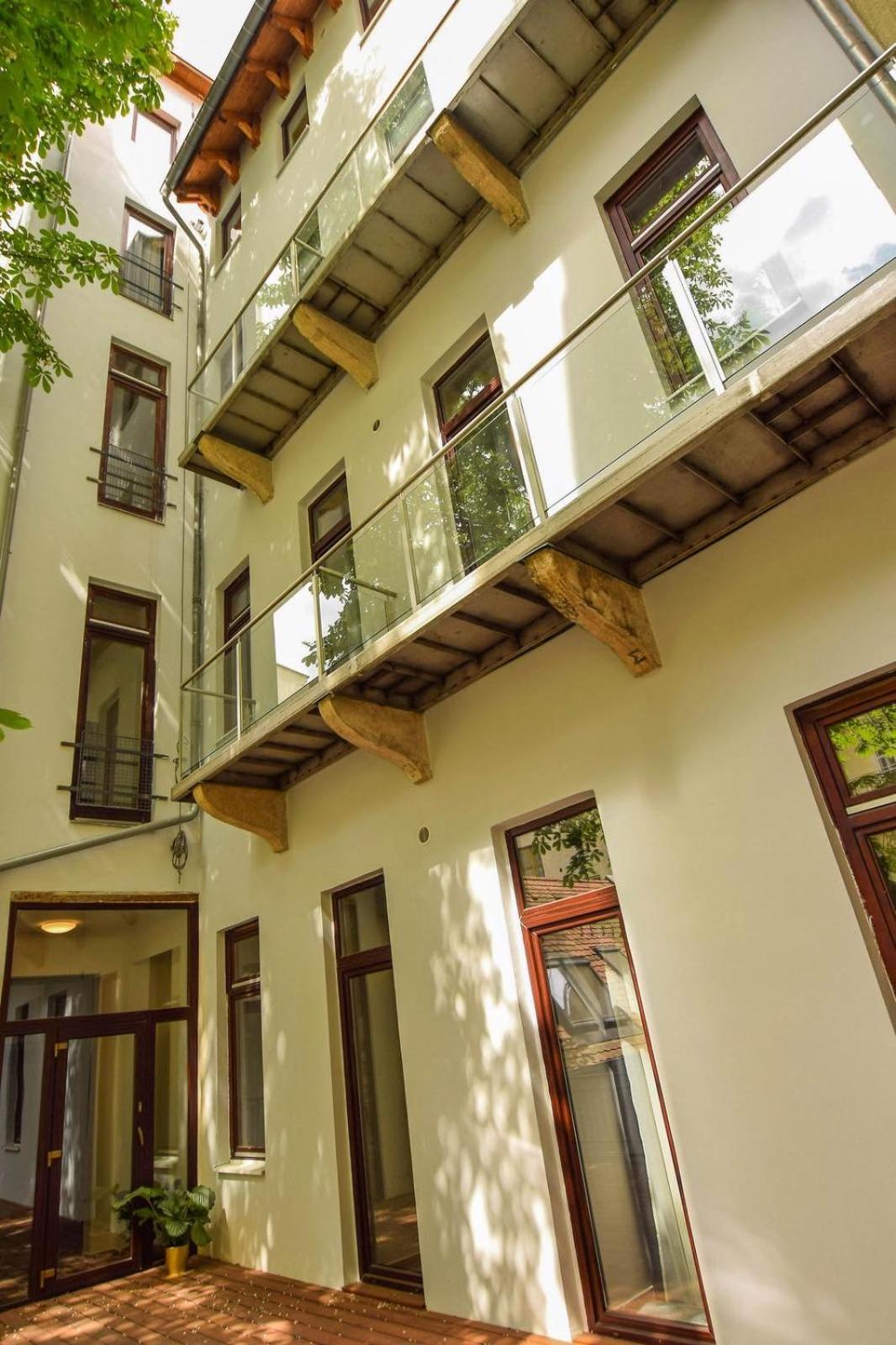 Double Room with Balcony - Photo 4