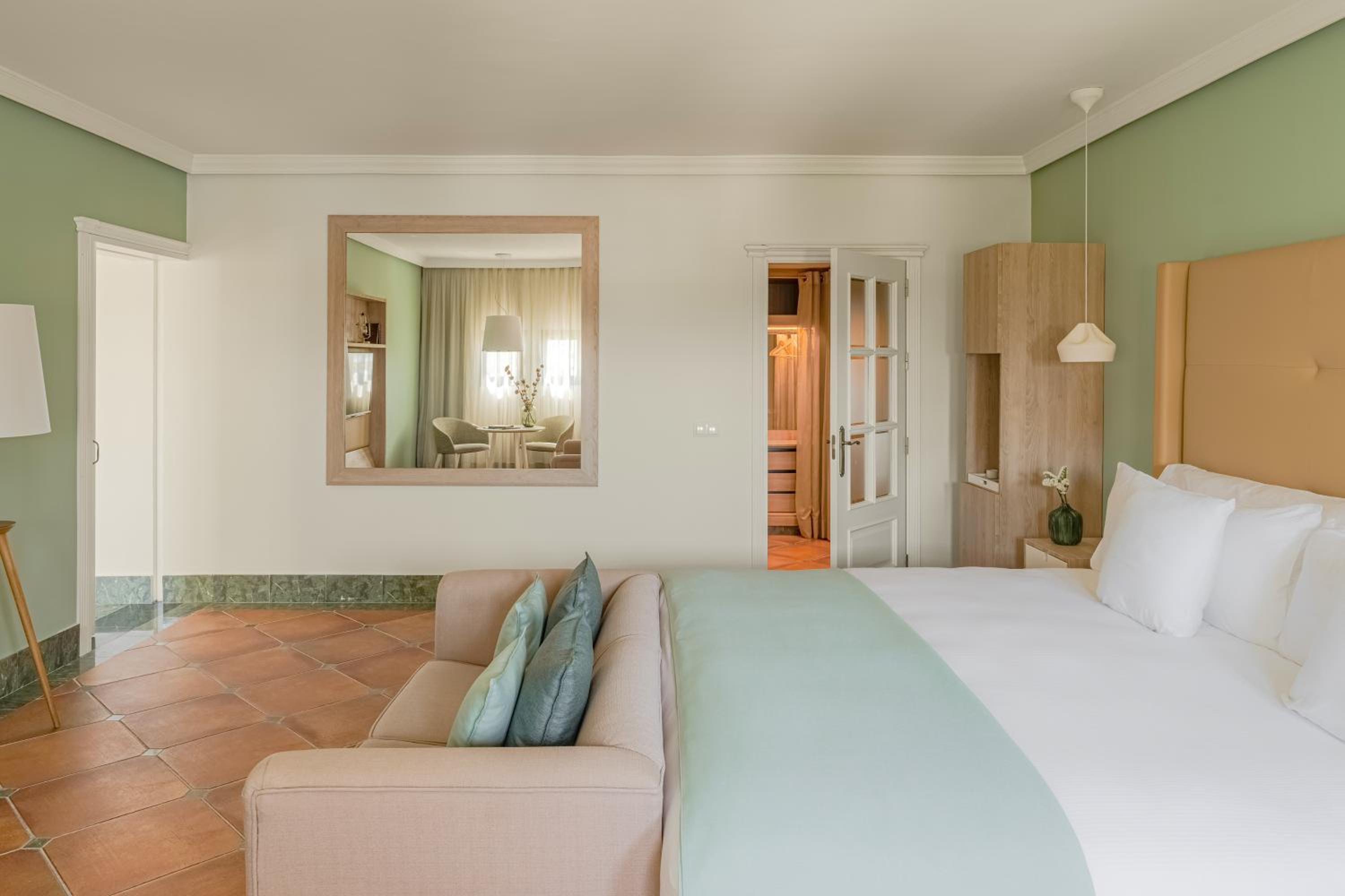 Habitación Familiar Red Level con Acceso a la Piscina (4 Adultos)