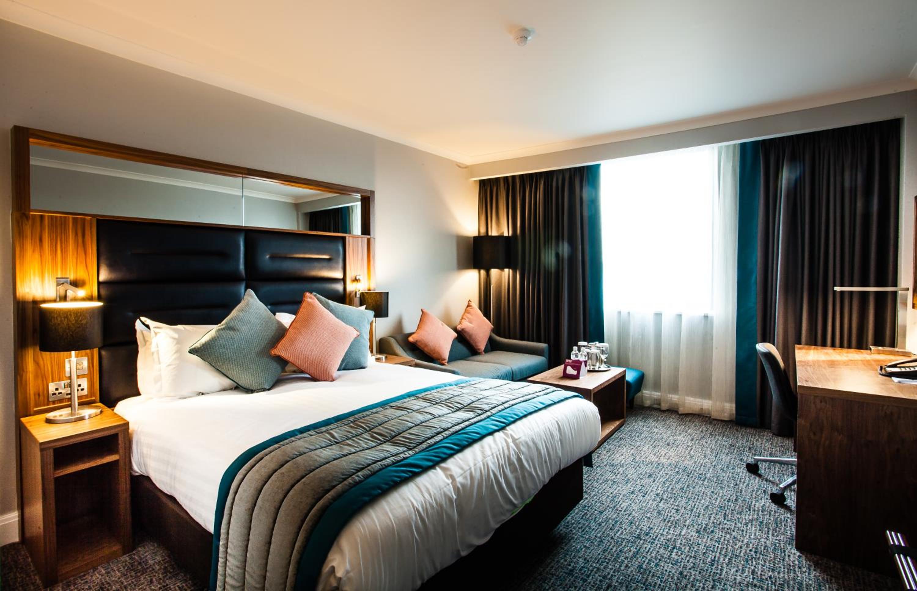 Standard Queen Room with Sofa Bed and Lounge Access - Photo 1