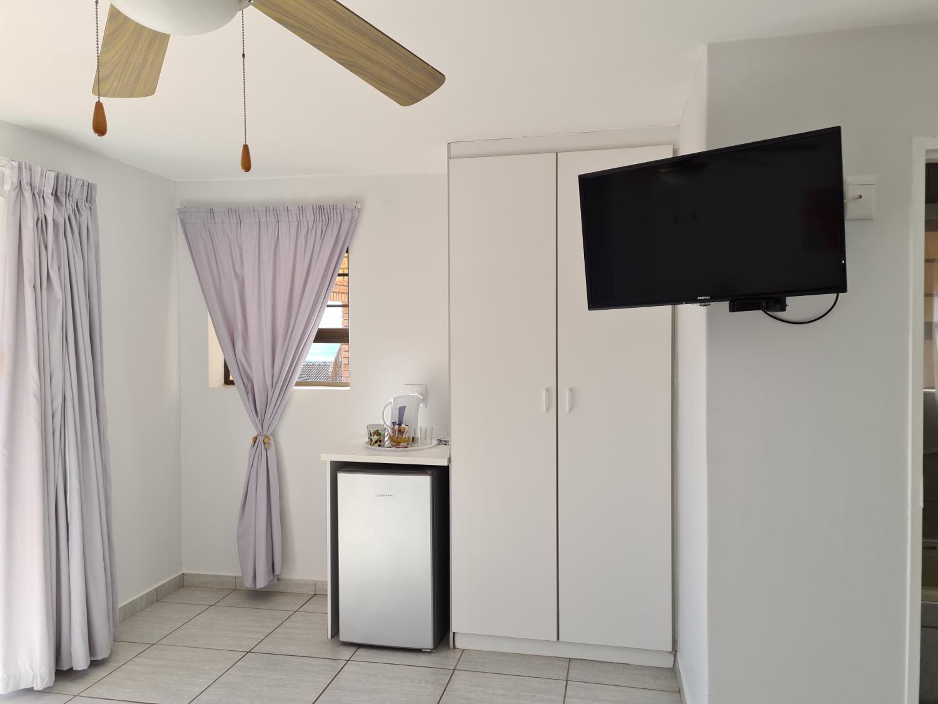 Queen Room with Sea View - Photo 3