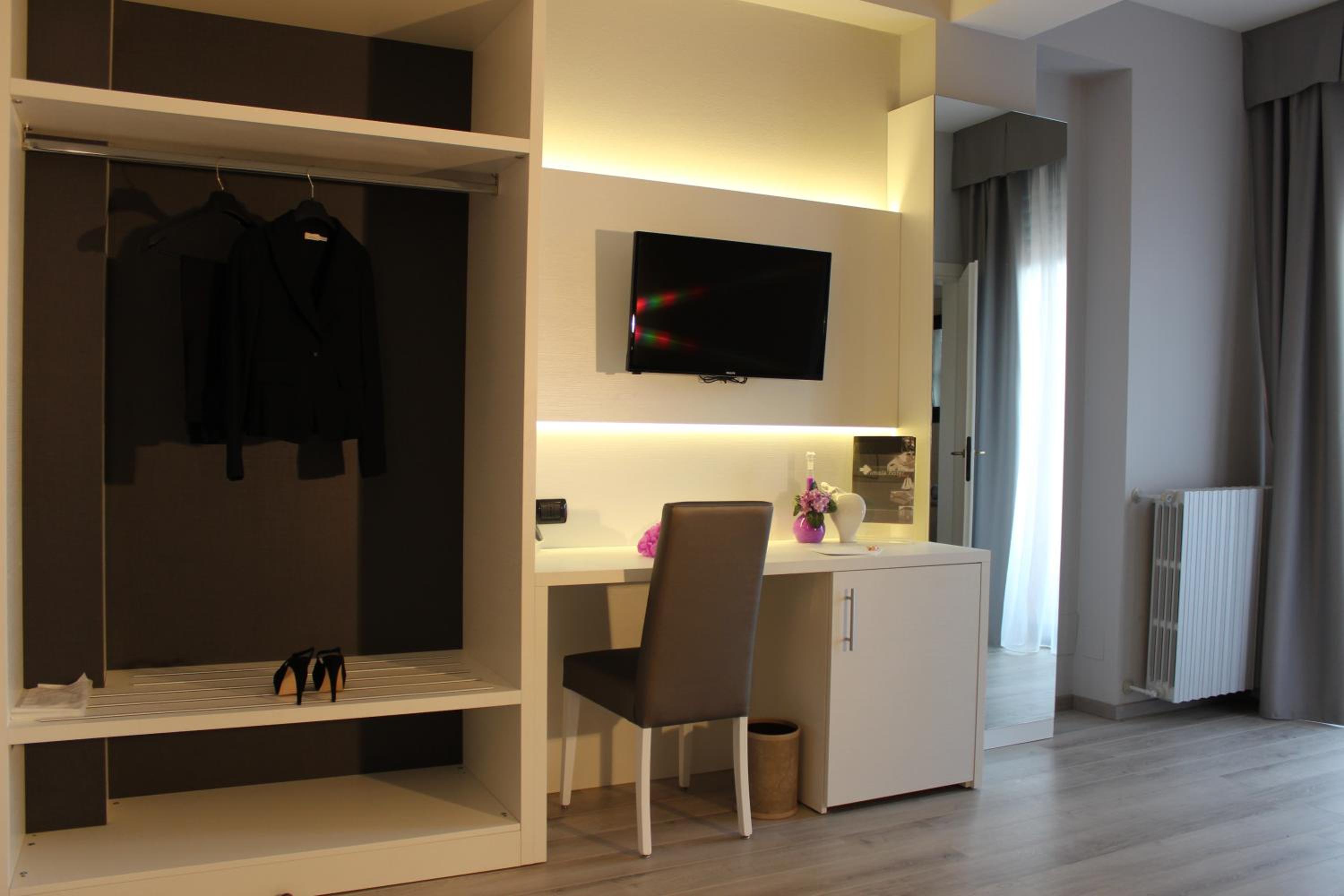 Deluxe Double Room with Balcony - Photo 4