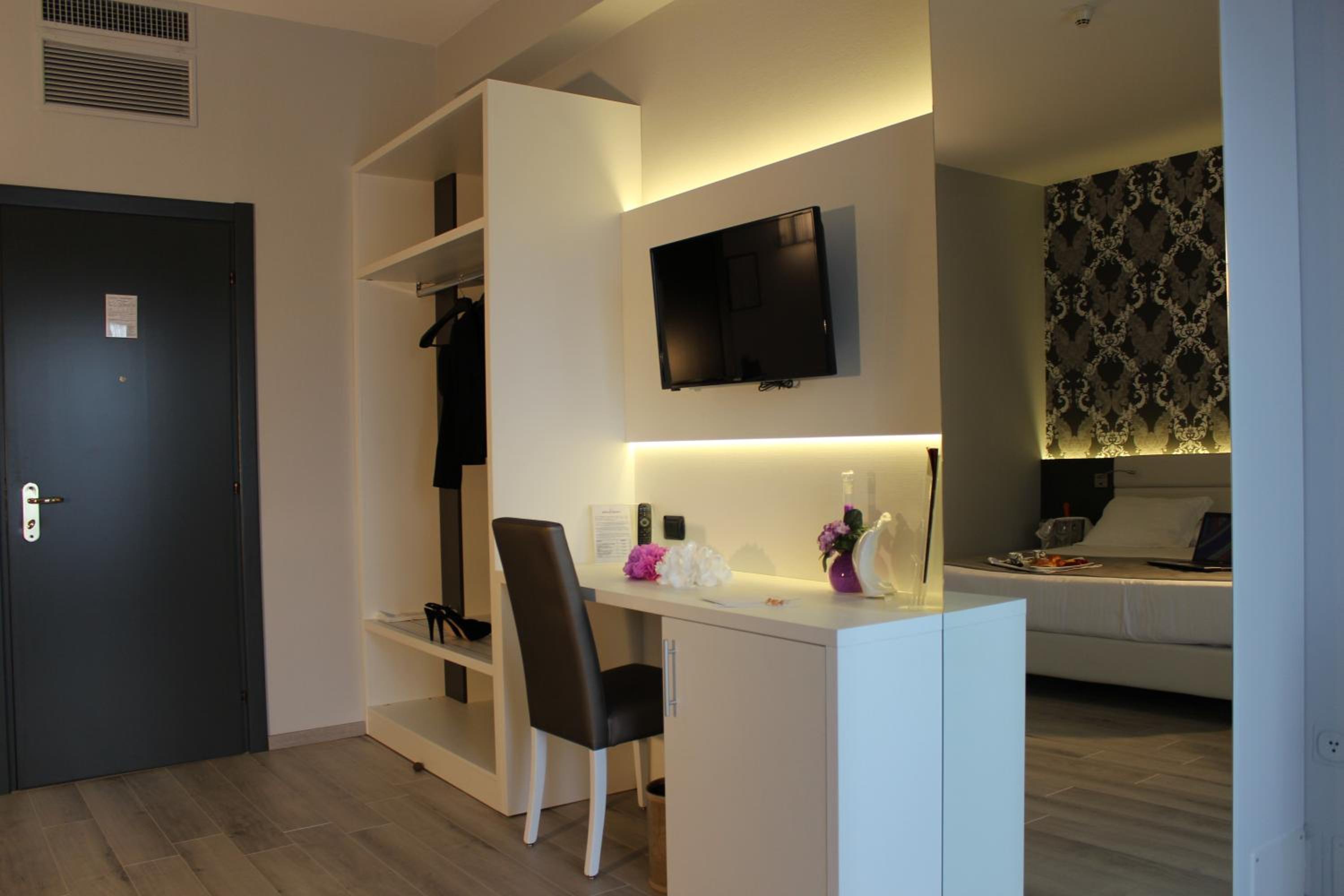 Deluxe Double Room with Balcony - Photo 5