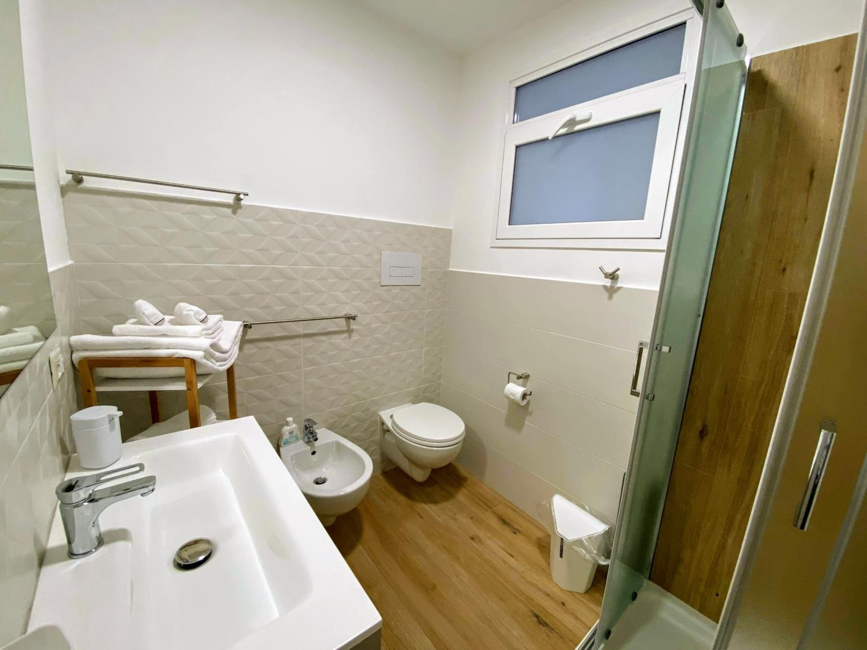 Double Room with Private Bathroom - Photo 12