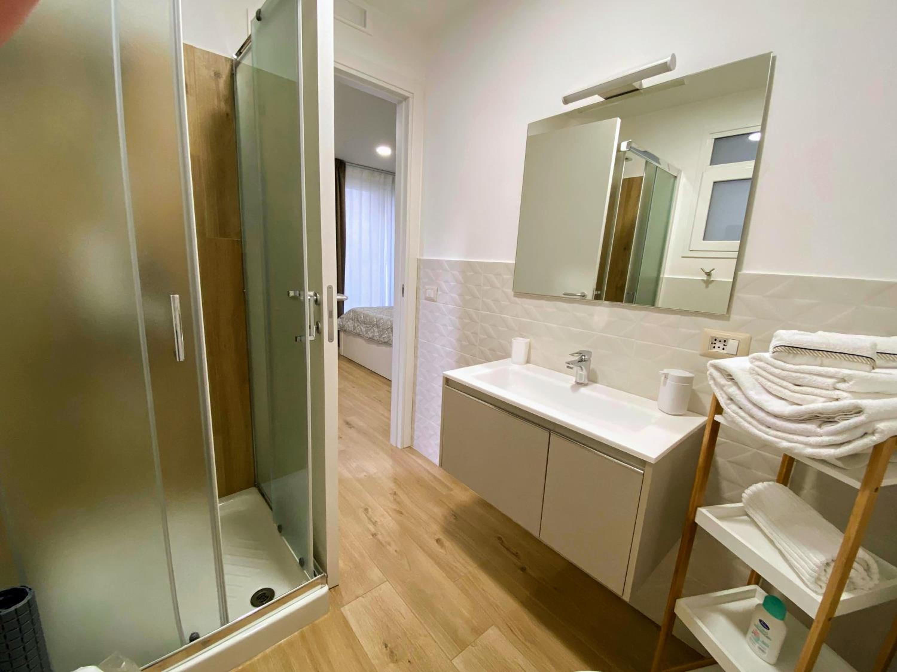 Double Room with Private Bathroom - Photo 11