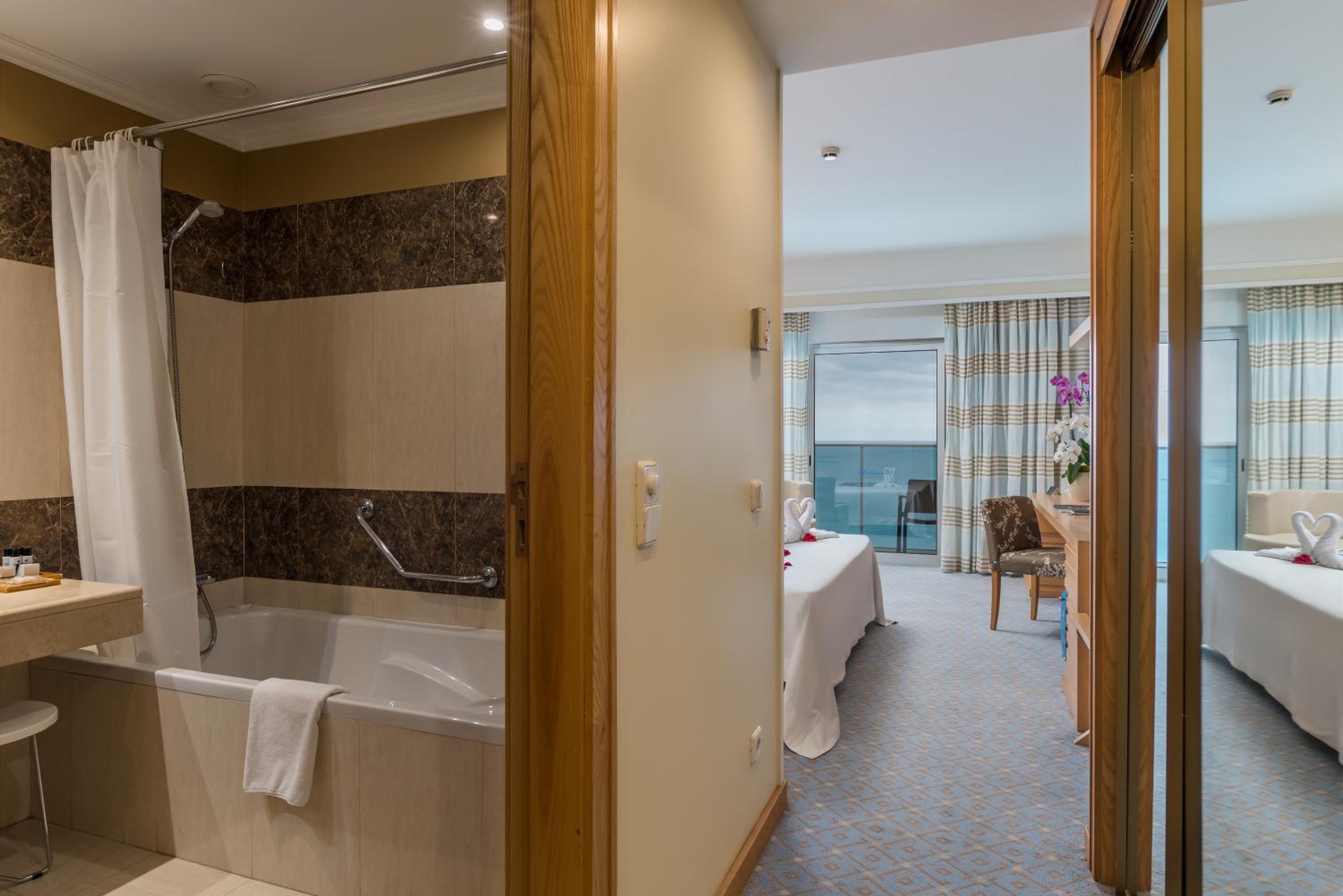 Classic Twin Room with Bay or Sea View photo 3