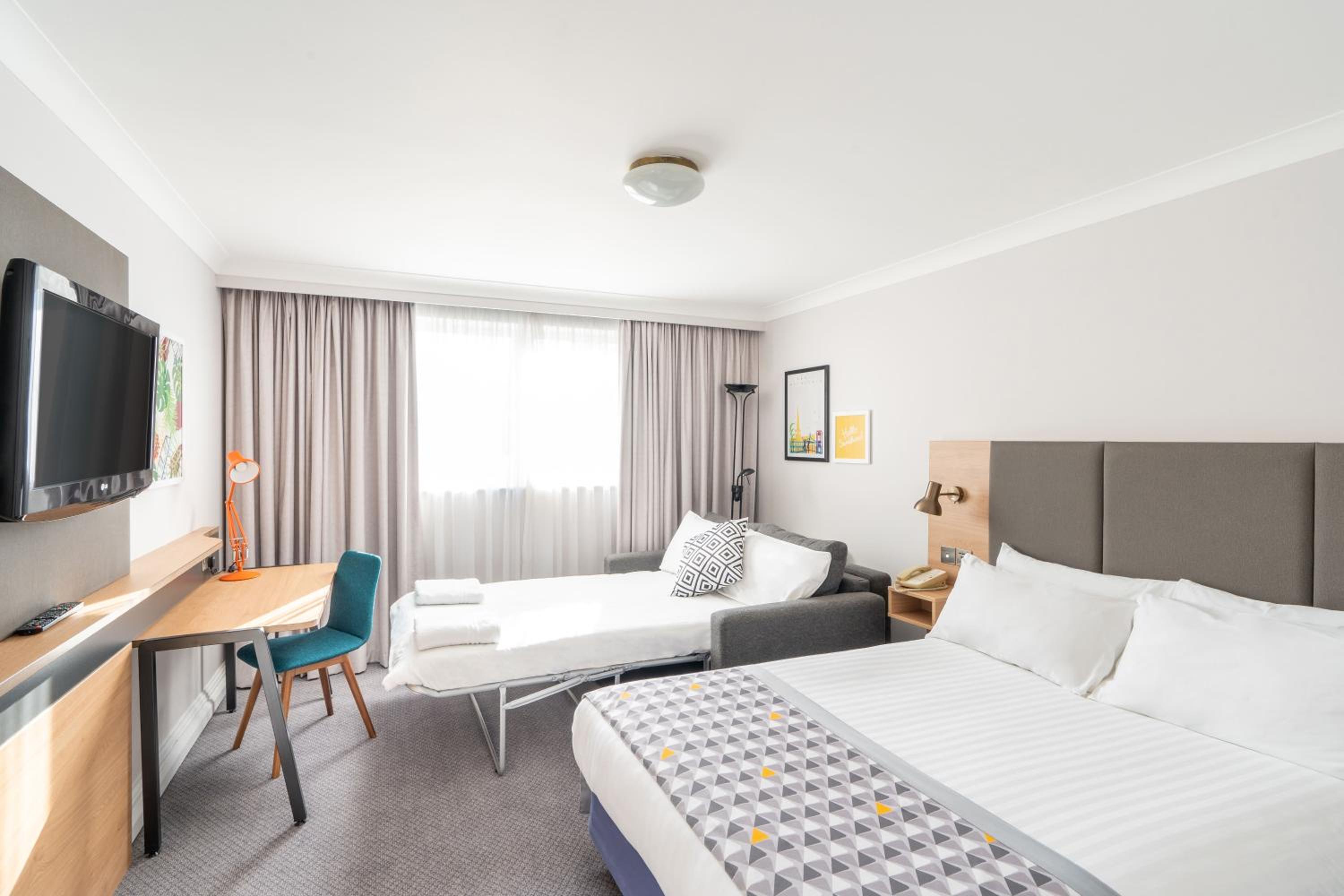Double Room with Sofa Bed - Non-Smoking - Photo 1