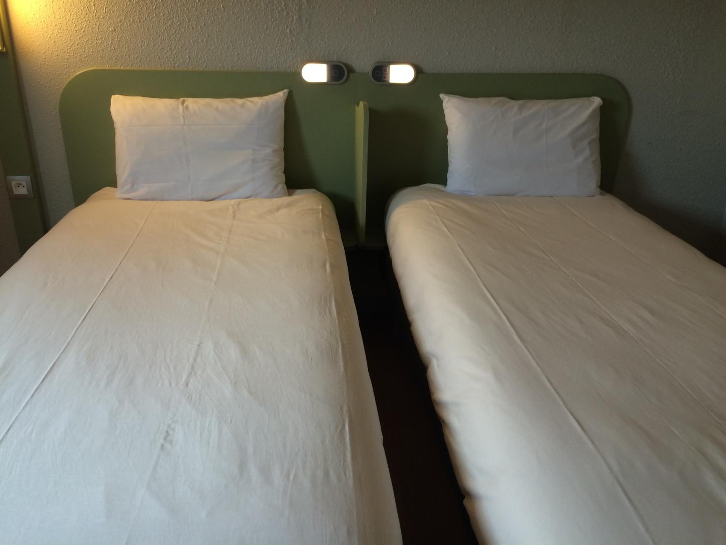 Standard Twin Room - Photo 9