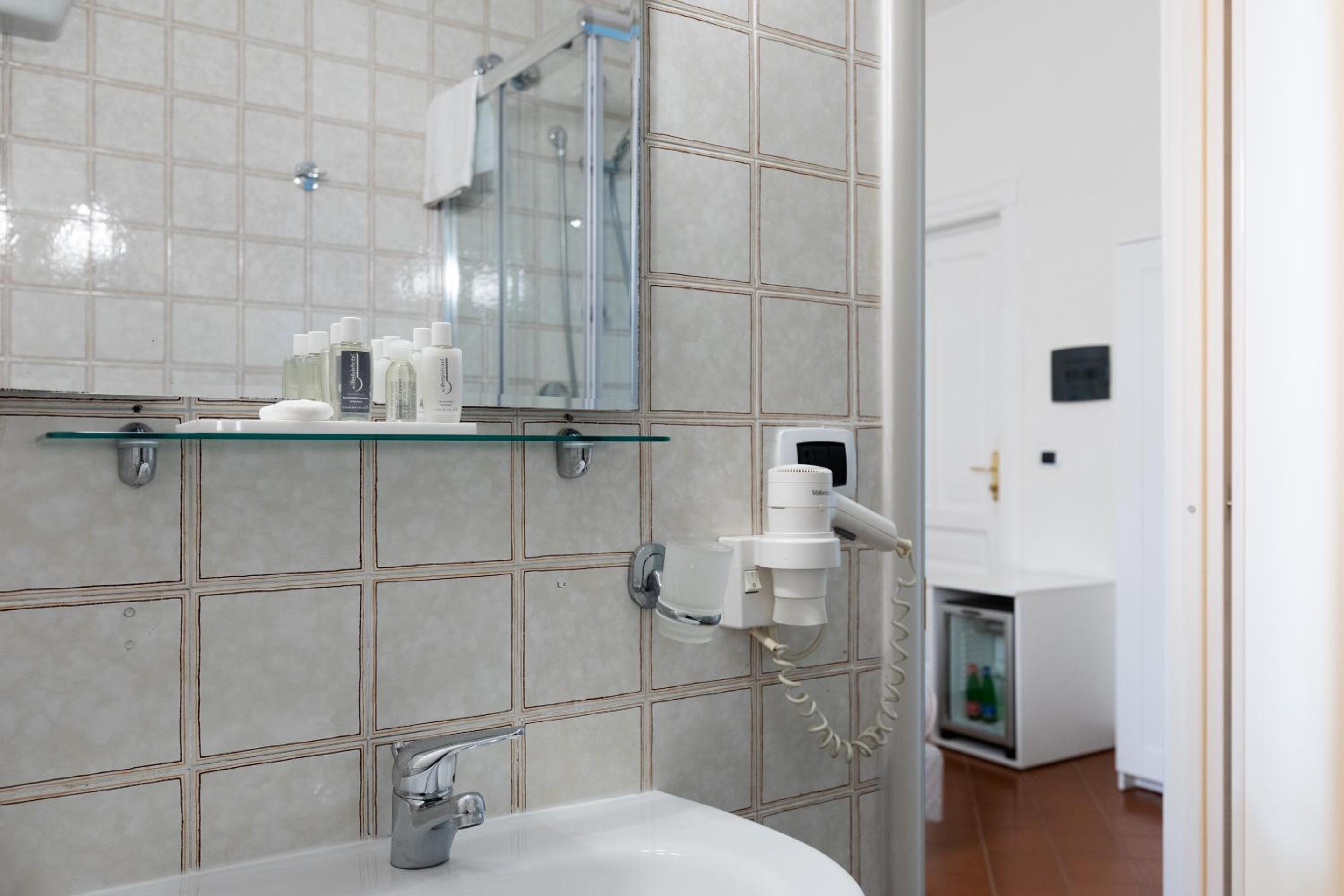 Double Room - Photo 9