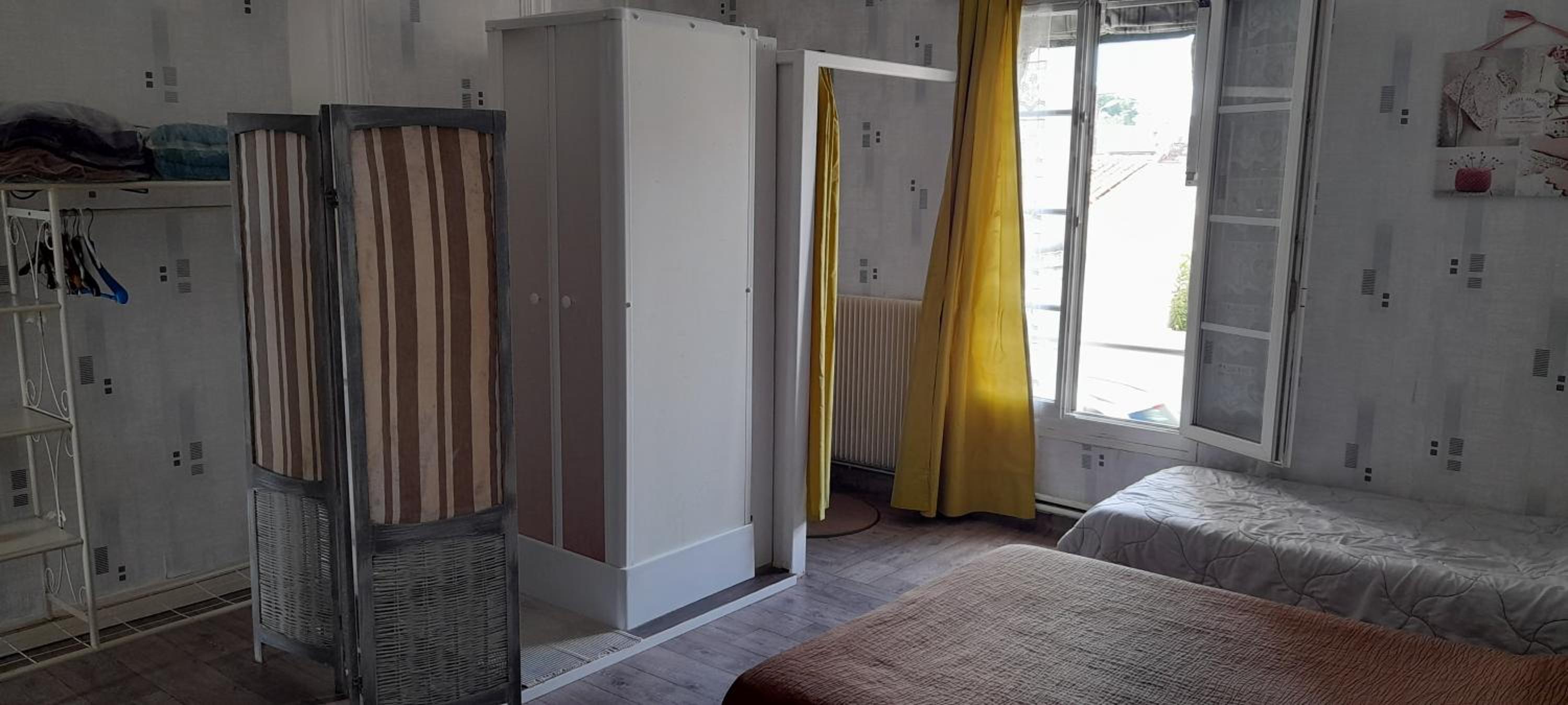Family Room with Shared Toilet photo 3