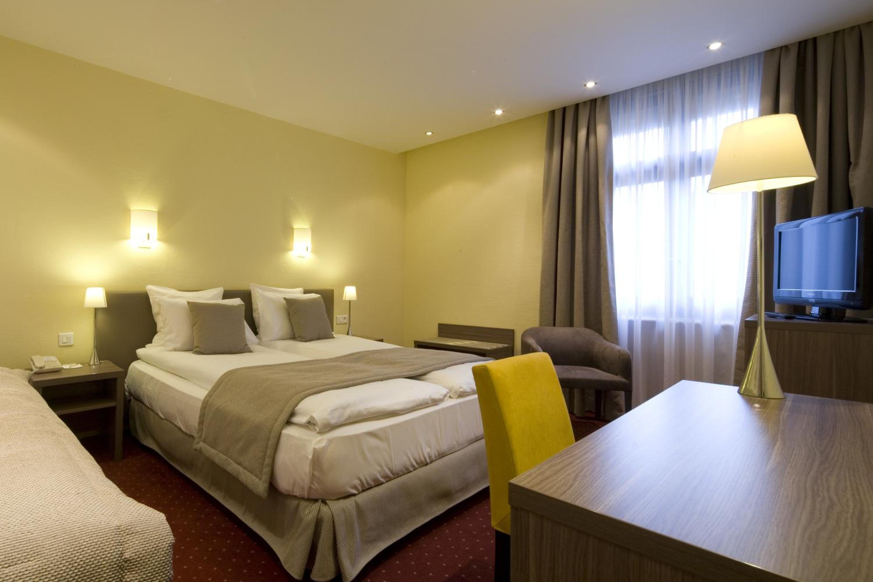 Standard Double or Twin Room - Photo 3