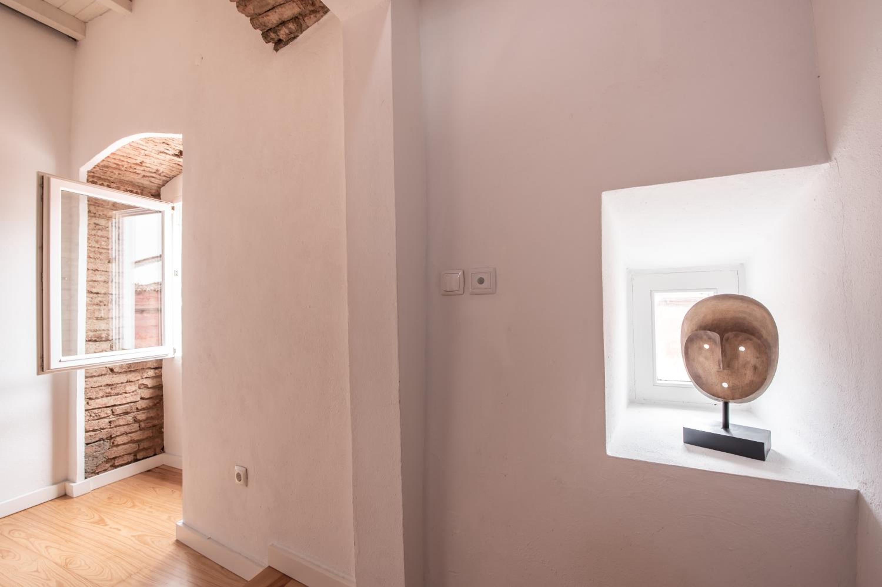 Four-Bedroom House - Photo 2
