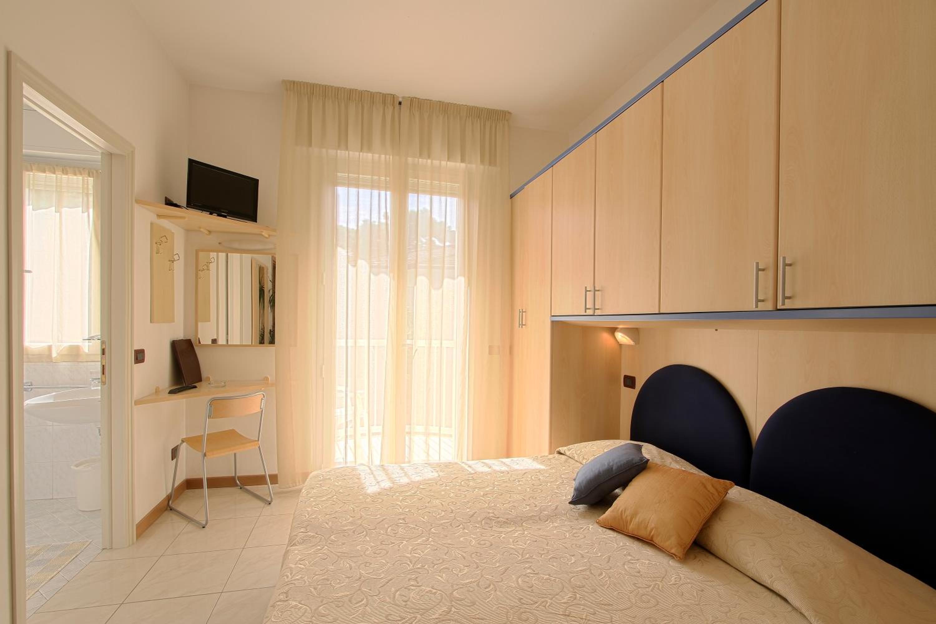 Quadruple Room with Balcony - Photo 4