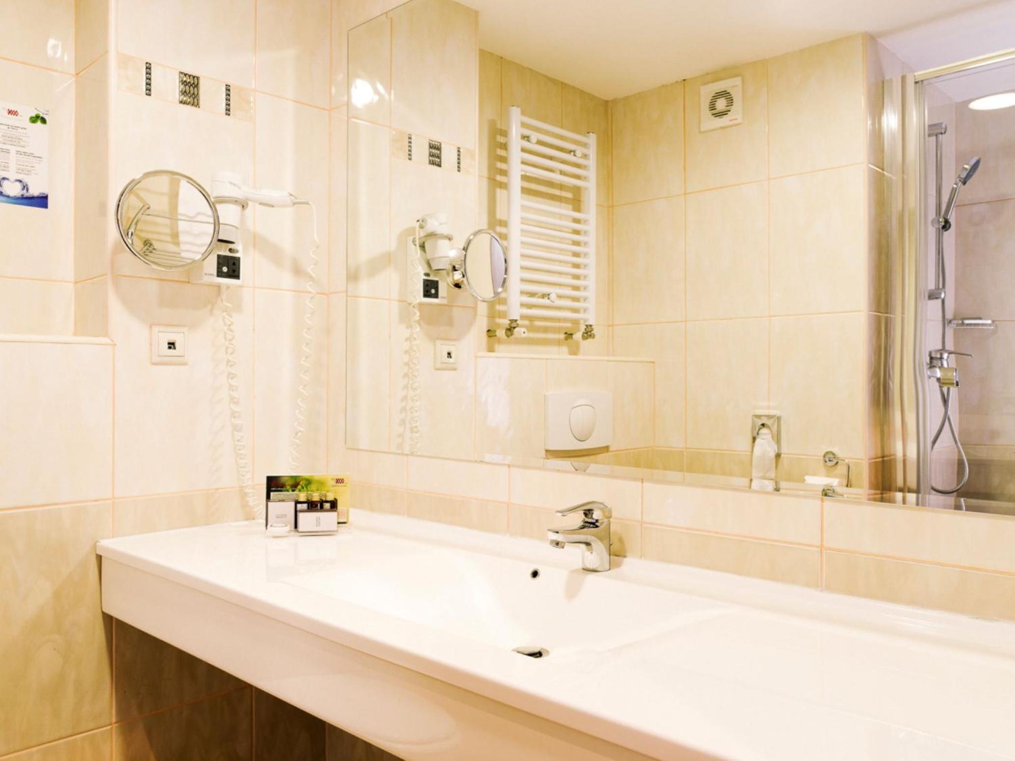 Twin Economy Room with Free Wellness Access photo 2