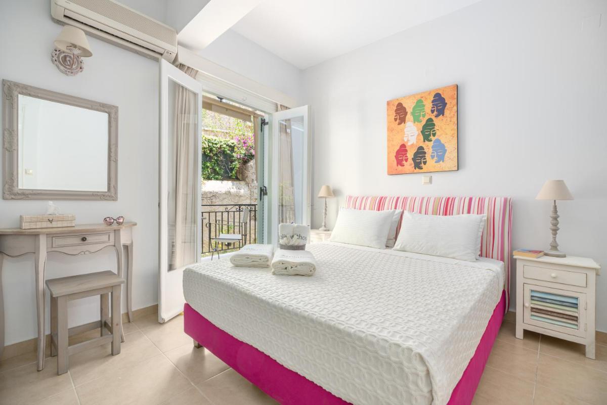 Triple Room with Sofa Bed and Garden View