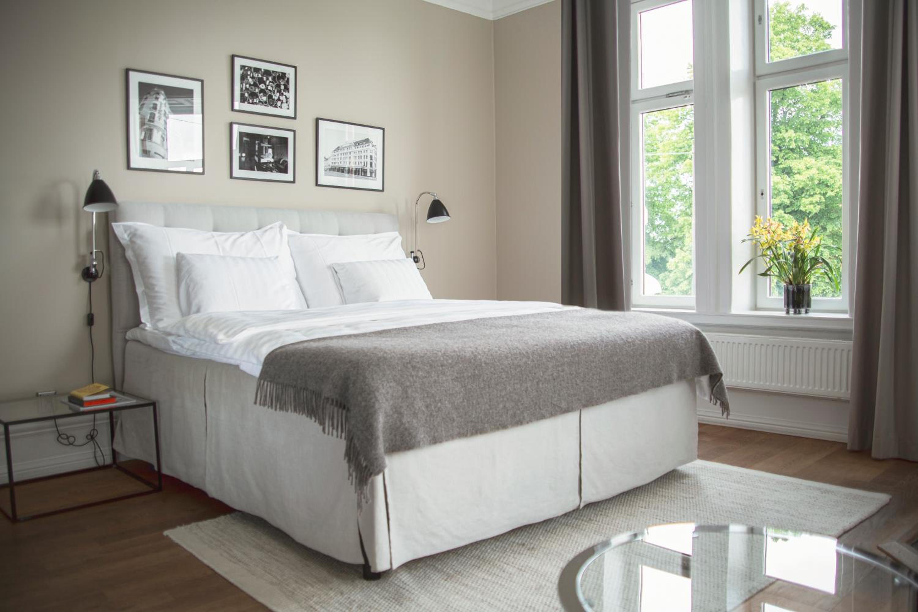Deluxe Double Room with Bath - Photo 7