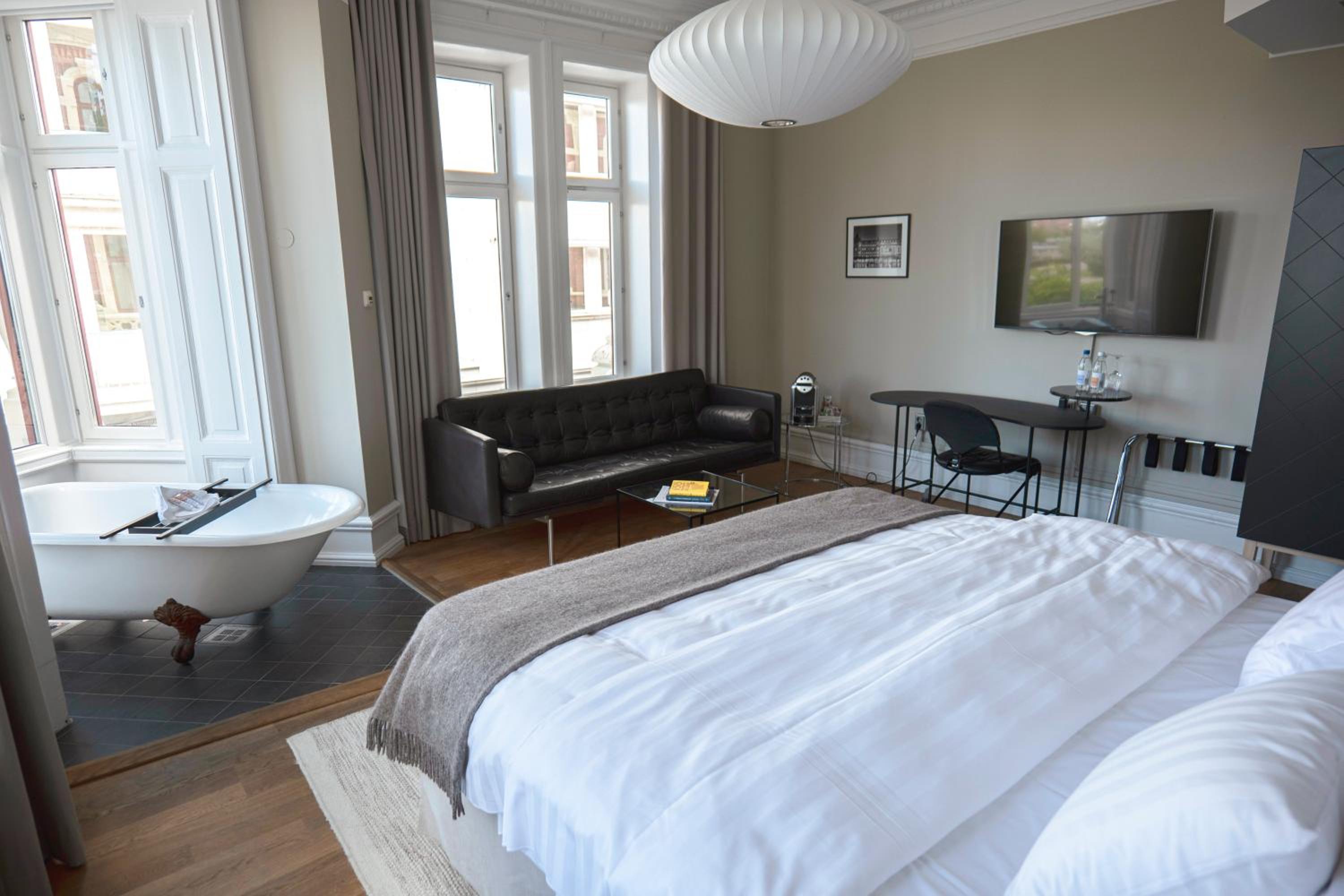 Deluxe Double Room with Bath - Photo 11