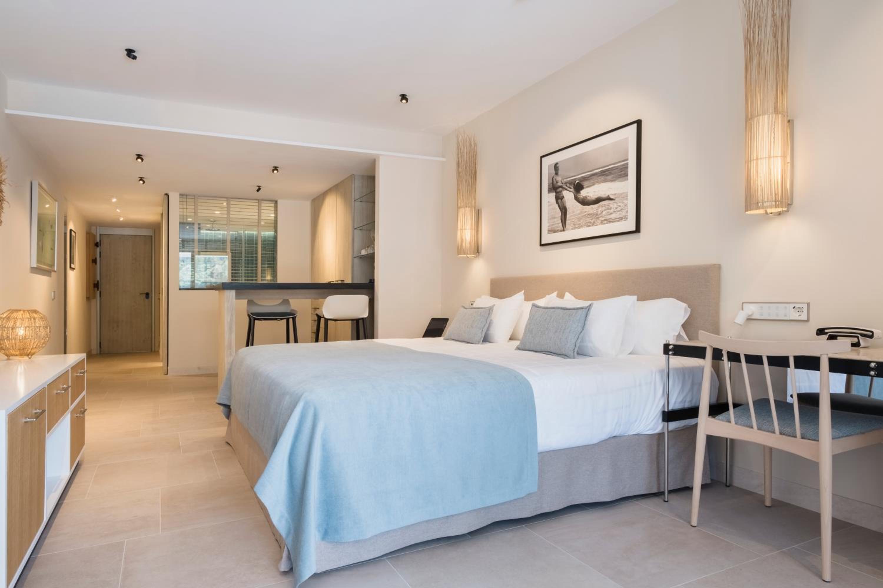 Junior Suite with Terrace and Side Sea View - Photo 8