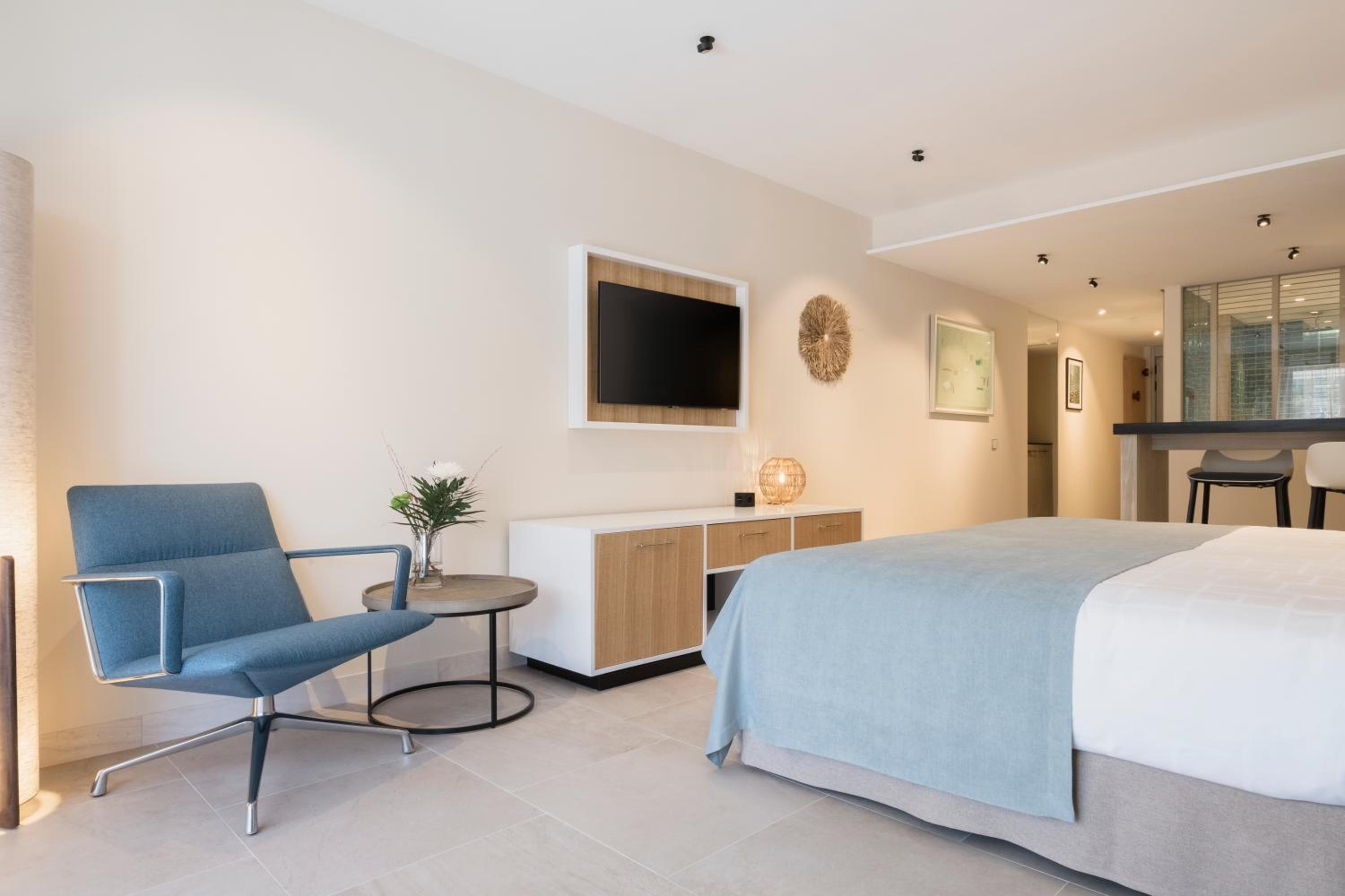 Junior Suite with Terrace and Side Sea View - Photo 7