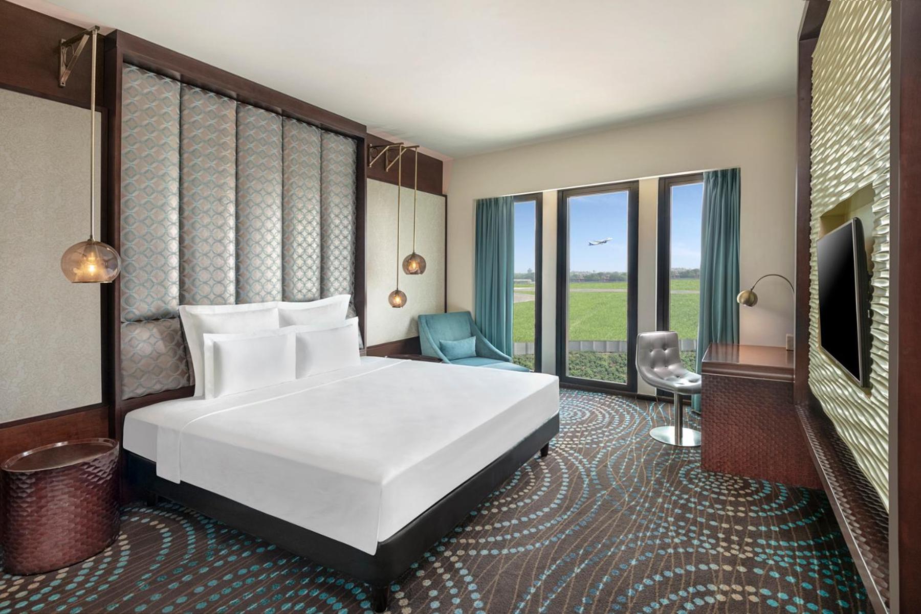 Deluxe King Room with Bathtub thumbnail 6