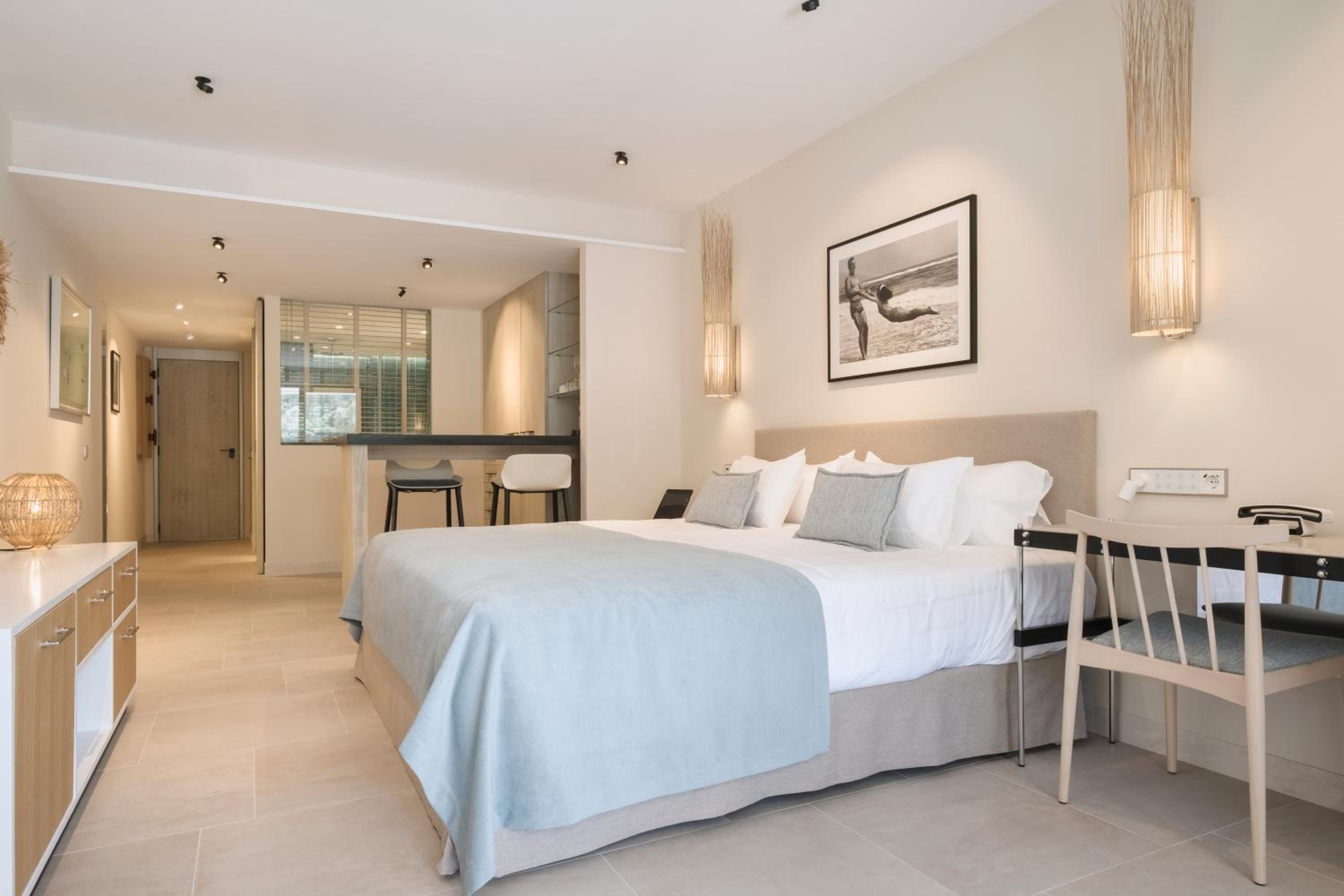 Suite Junior con jacuzzi y terraza con vista lateral al mar.