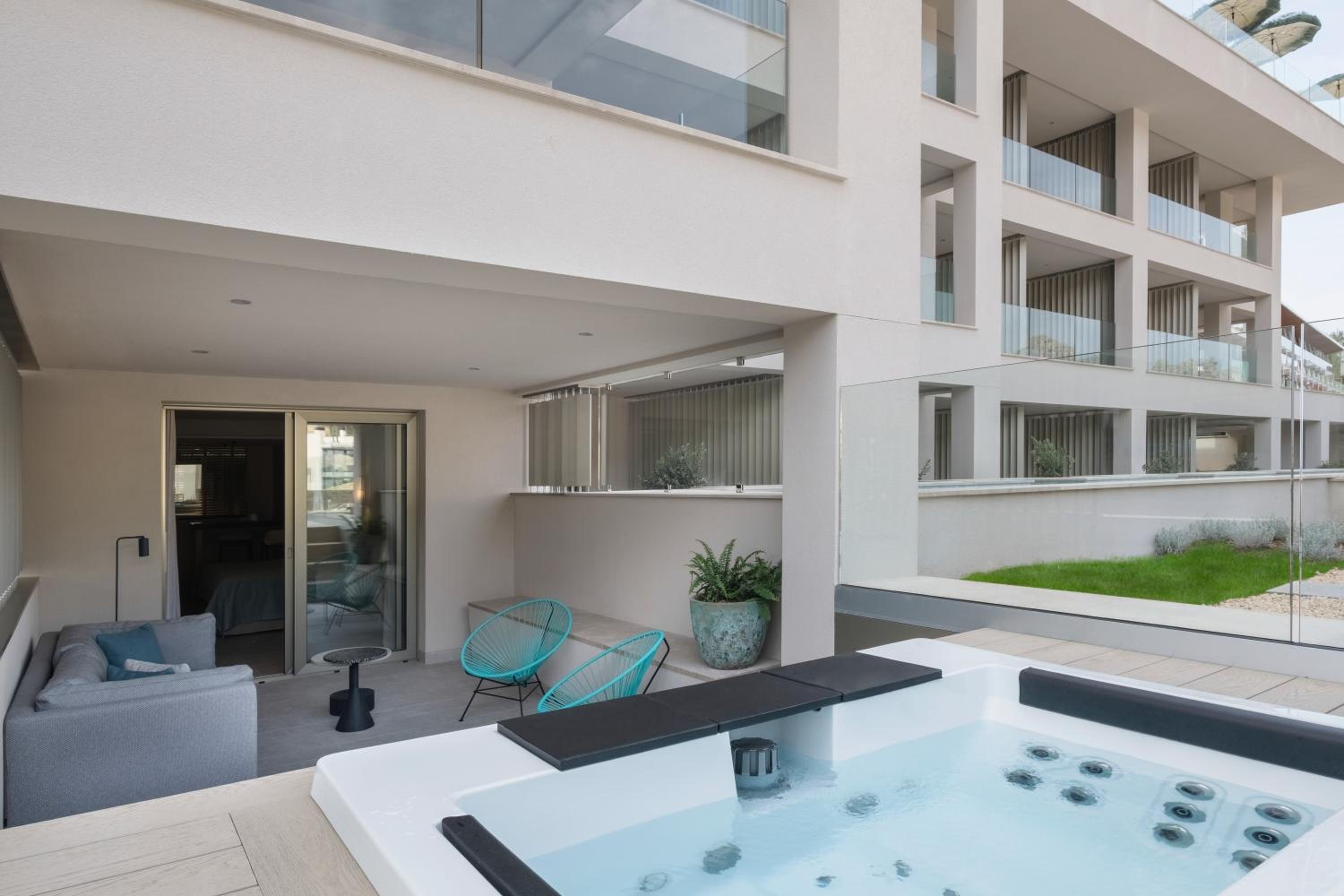 Suite Junior con jacuzzi y terraza con vista lateral al mar.