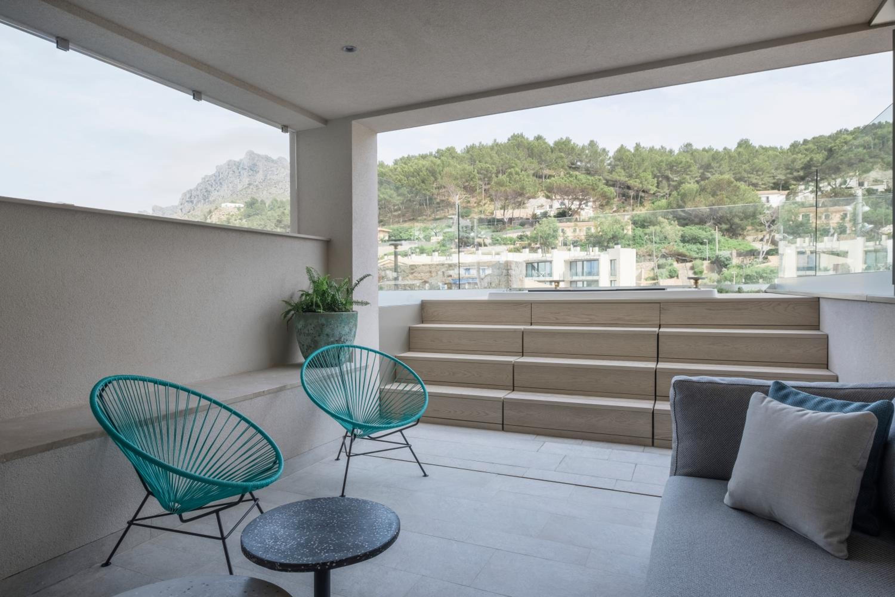 Suite Junior con jacuzzi y terraza con vista lateral al mar. Suite Junior con jacuzzi y terraza con vista lateral al mar.