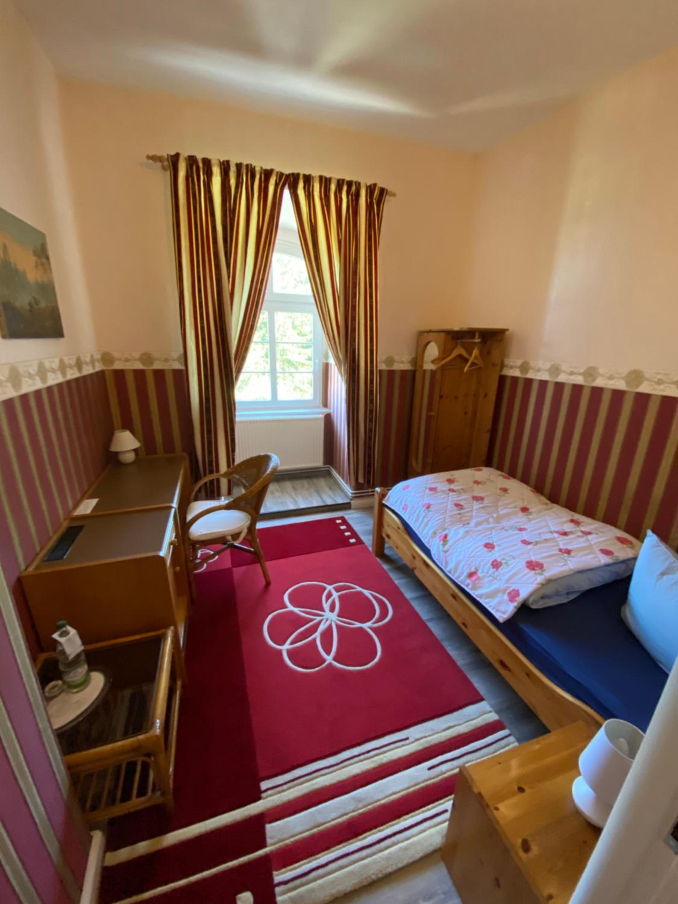 Single Room with Shared Shower and Toilet photo 3