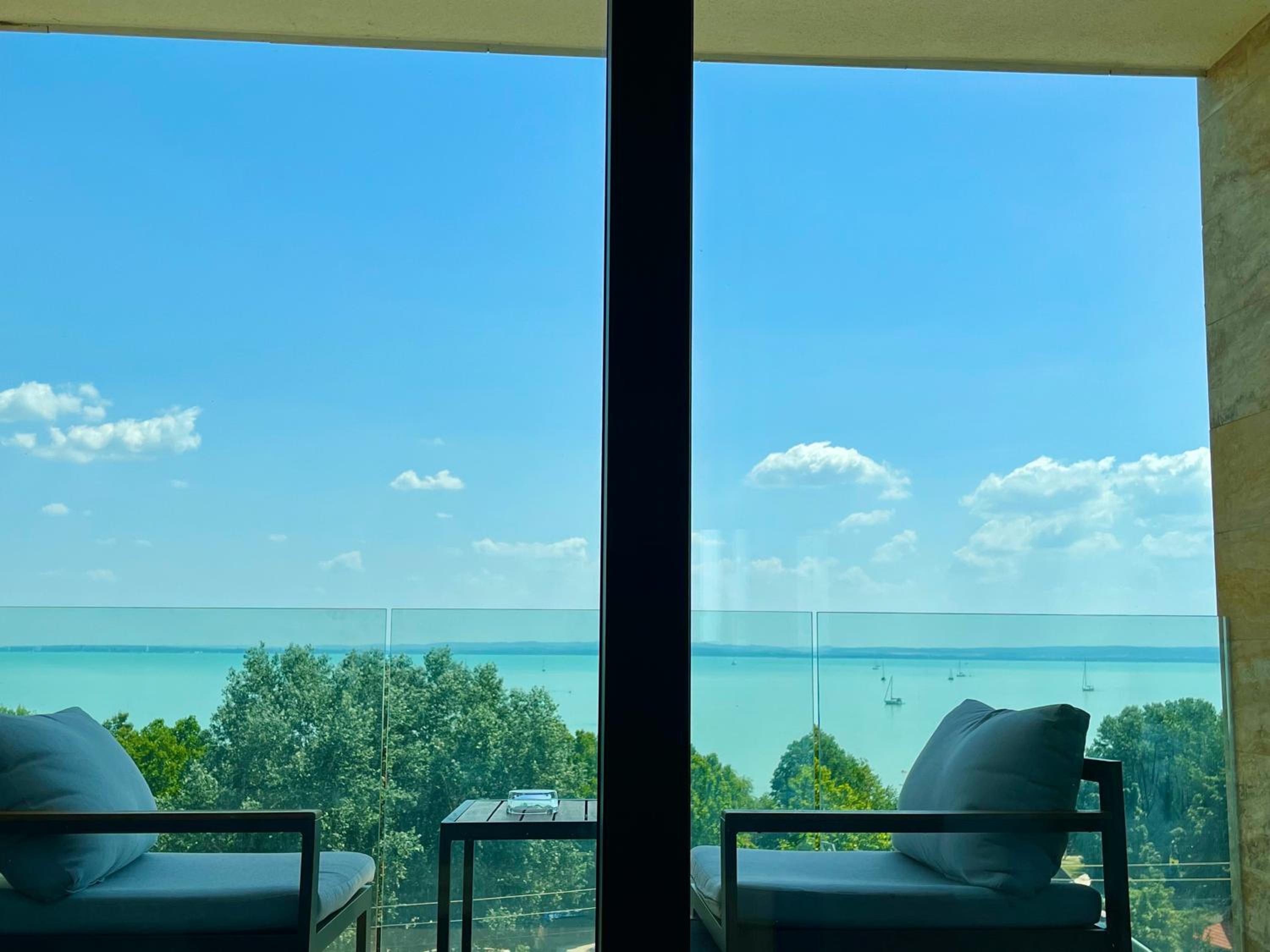Apartment with Lake View - Photo 5