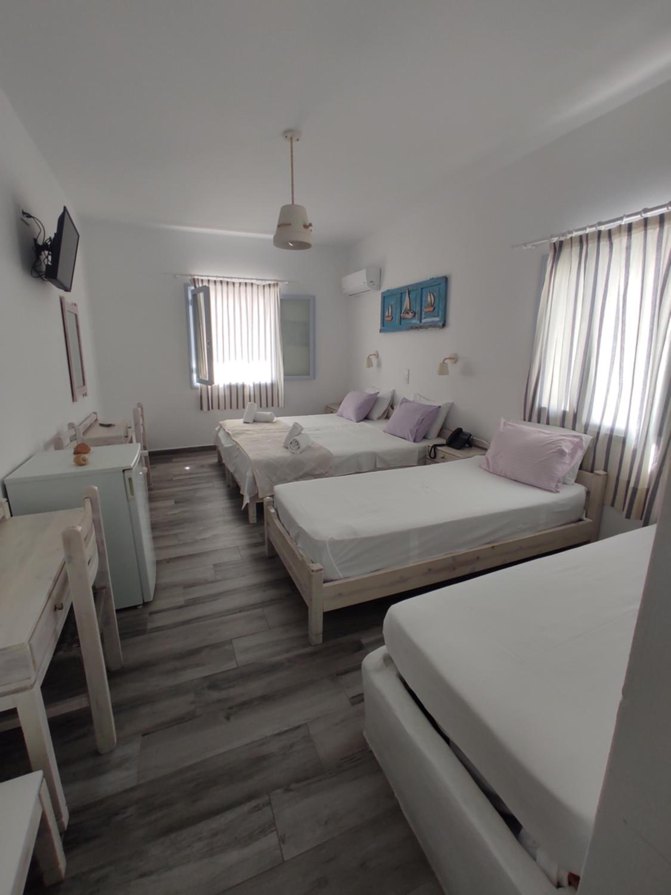 Budget Triple Room with Street view | No Balcony photo 3