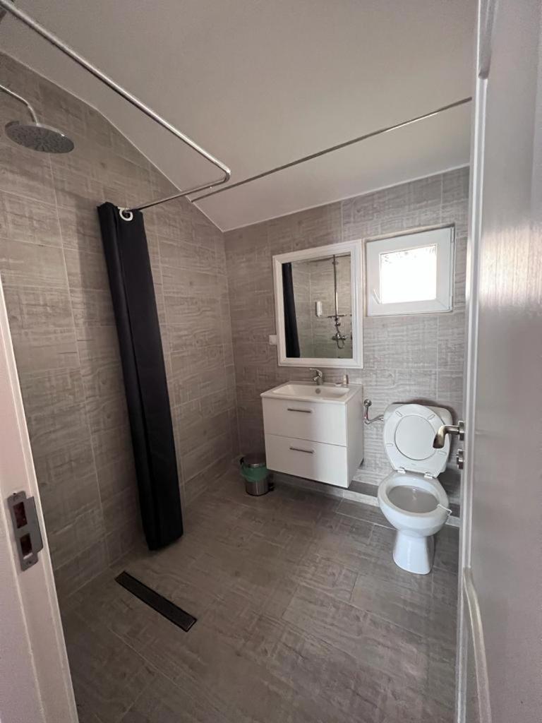 Large Double Room - Photo 4